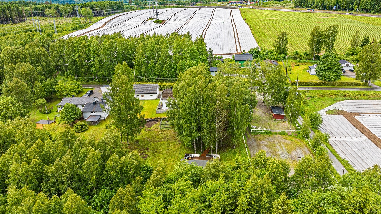 Eiendommen ligger i et område preget av jordbruk og spredt bebyggelse. Galleribilde