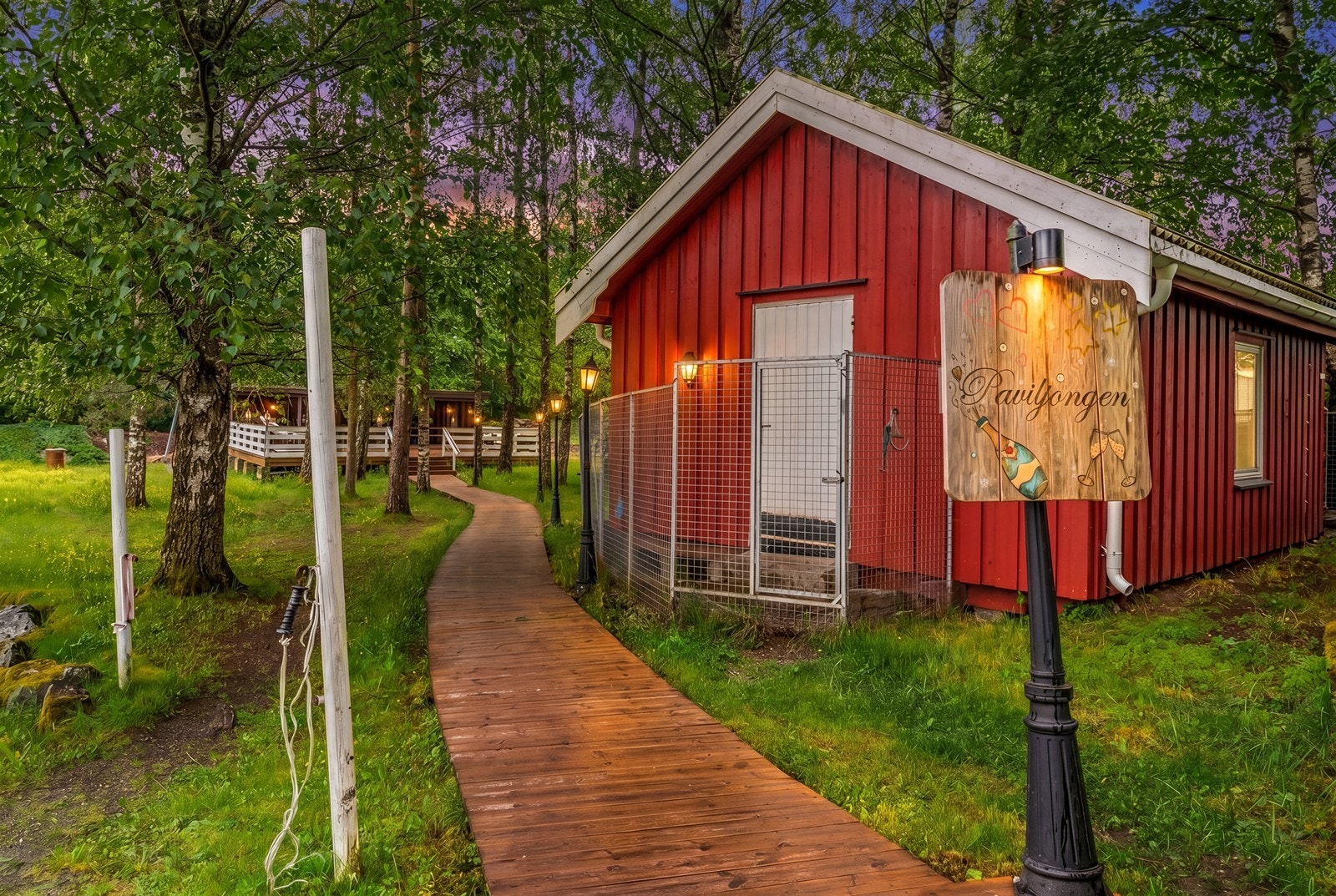 Gangveien i tre leder til paviljongen og hundehuset (digital styling). Galleribilde