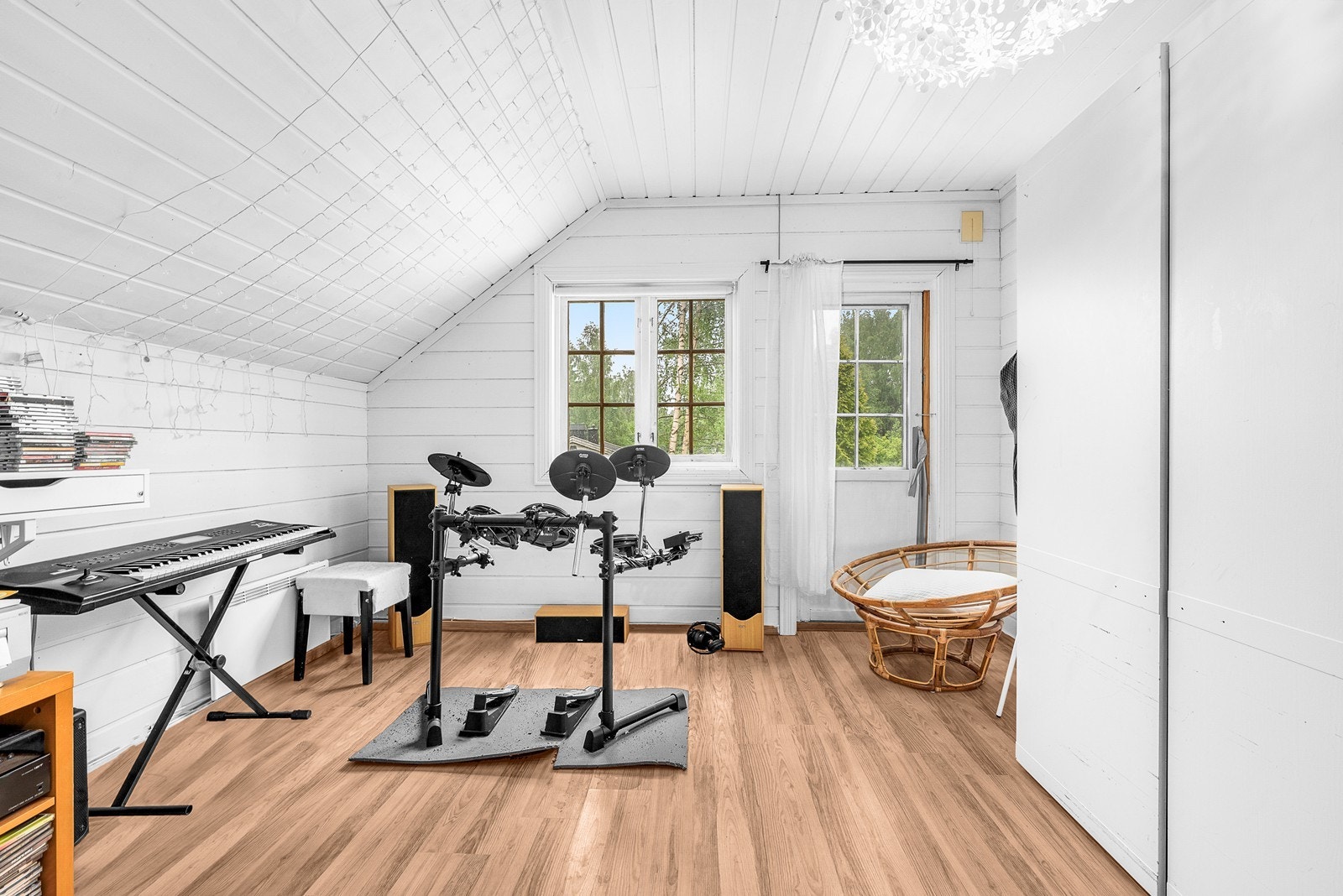 Det første soverommet har et gjennomgående laminatgulv og gode lysforhold. Galleribilde