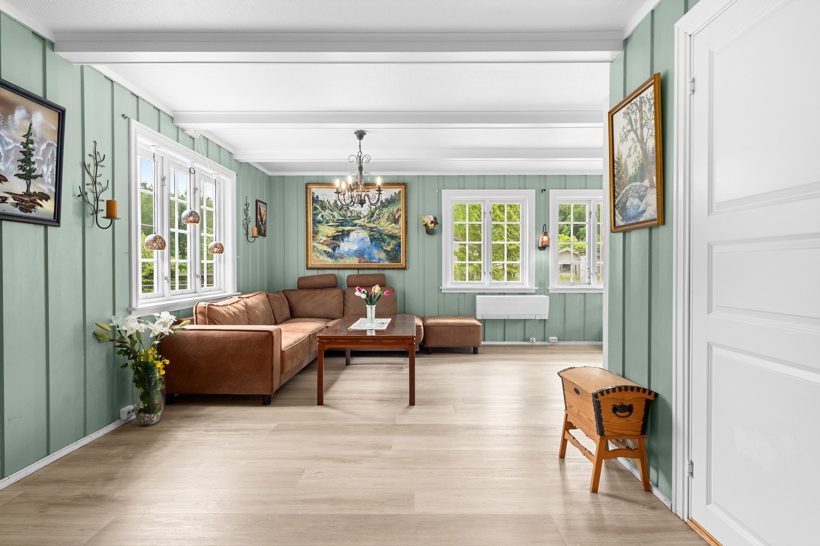 Gode vindusflater fra flere vinkler gir optimale lysforhold i det store allmennrommet. Galleribilde