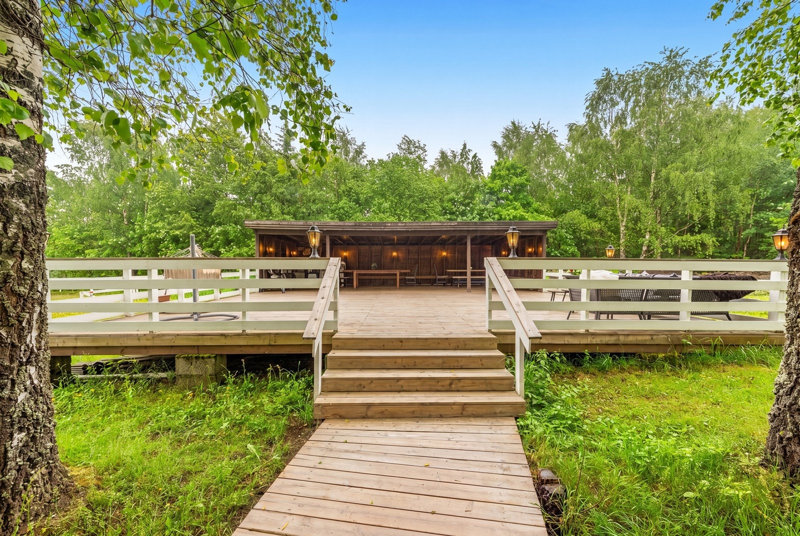 Den store terrassen med paviljong sett fra hagen. Galleribilde