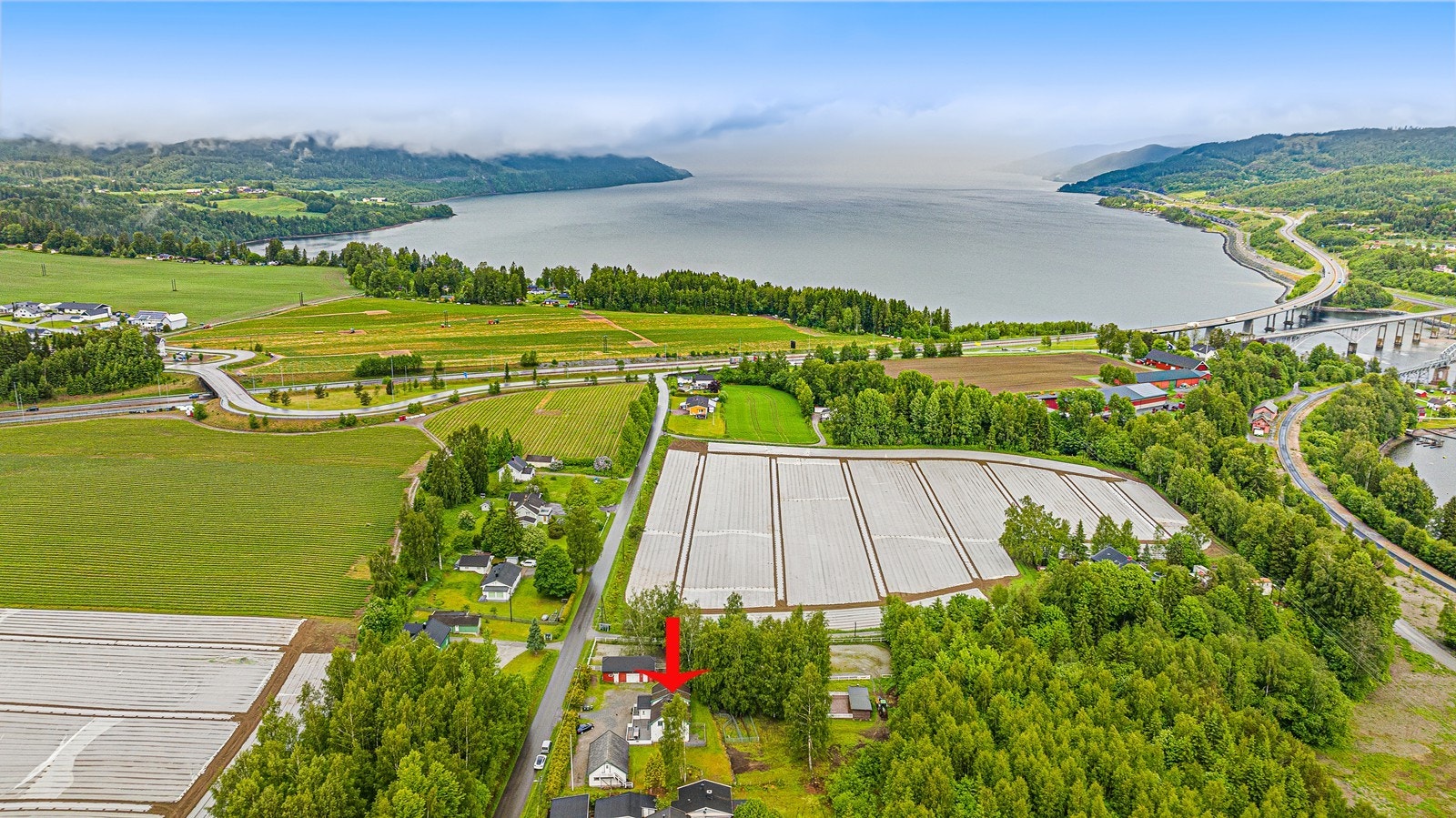 Fra eiendommen er det kort avstand til Minnesund sentrum med fasiliteter og handel. Galleribilde