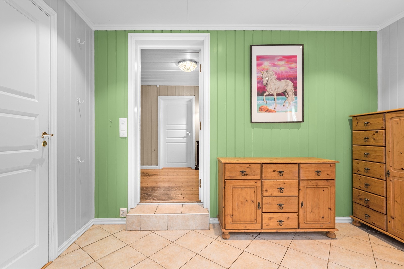 Fra entreen er det inngang til boligens øvrige rom i første etasje. Galleribilde