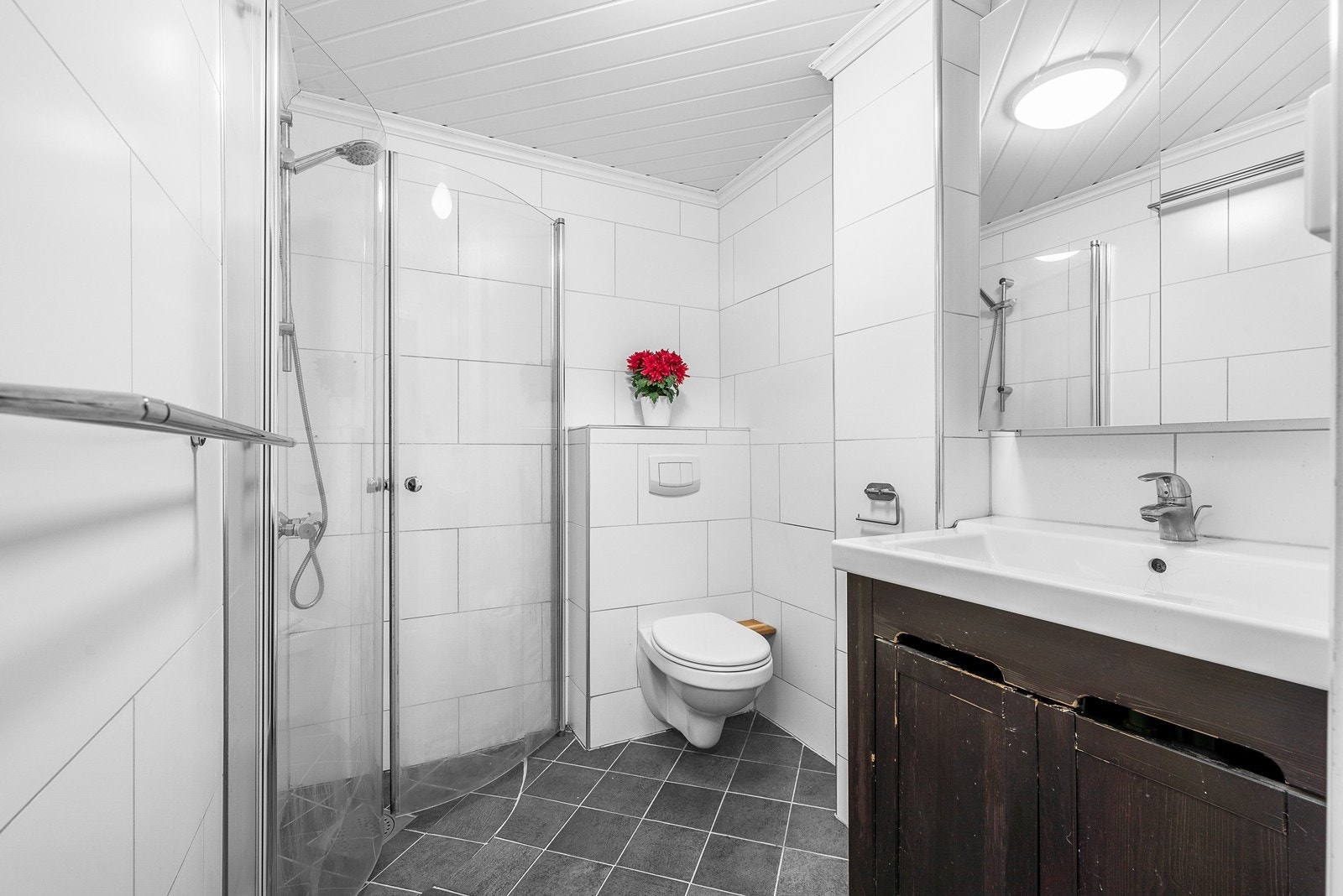 Badet i andre etasje har flislagt gulv med gulvvarme, vegghengt toalett og dusjhjørne med innfellbare dører. Galleribilde