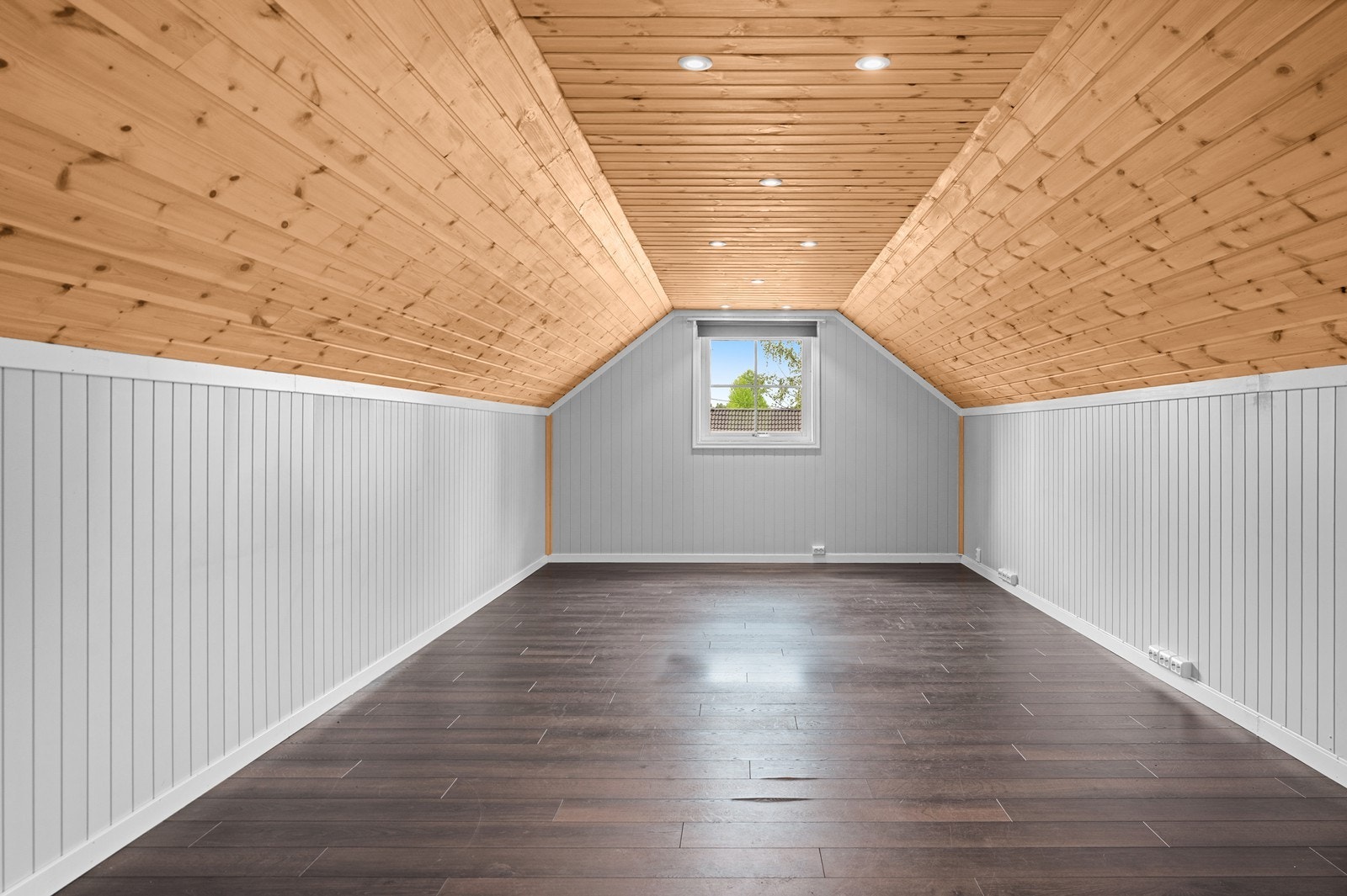 Stort, uinnredet loftsrom med downlights i taket. Galleribilde
