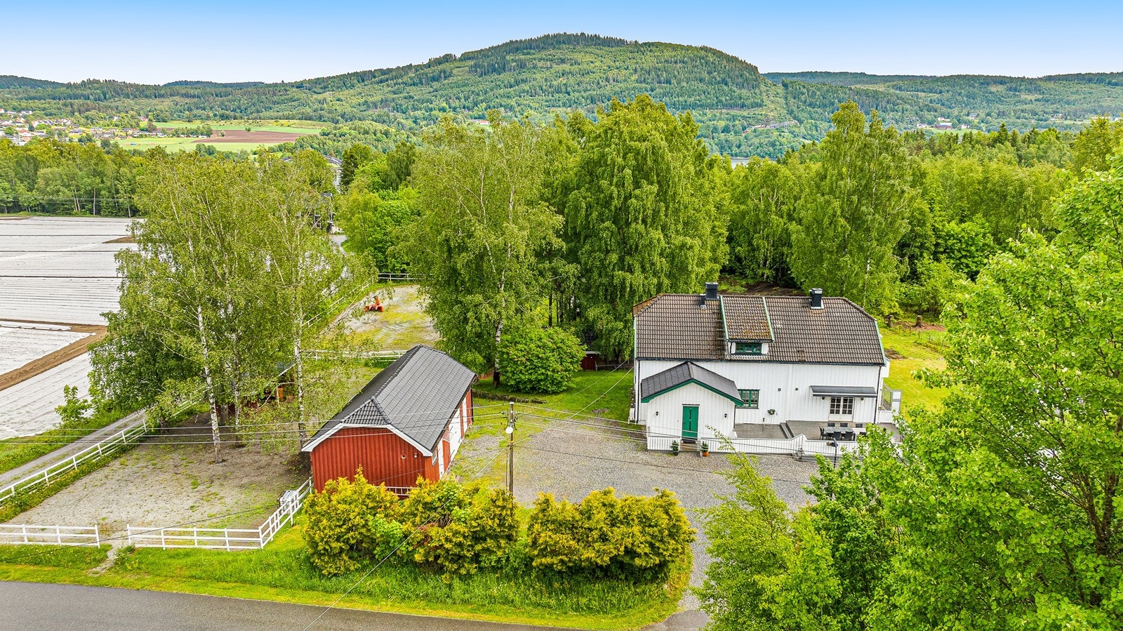 Oversikt over eiendommen og de landlige omgivelsene. Galleribilde