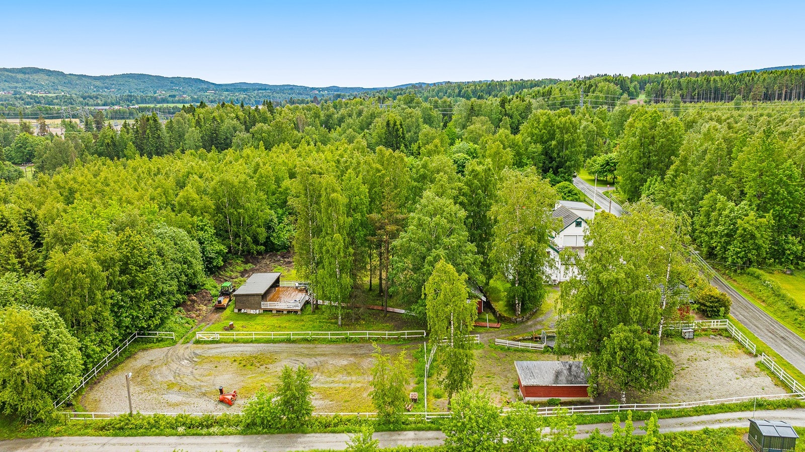 Stor og landlig eiendom med skog og mark som nærmeste nabo. På eindommen er det også i dag ridebane. Galleribilde