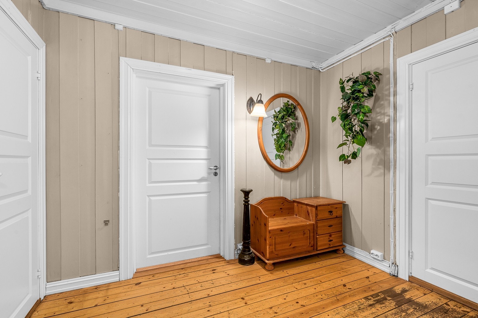 Gang i første etasje med originale tregulv og panel på veggene. Galleribilde