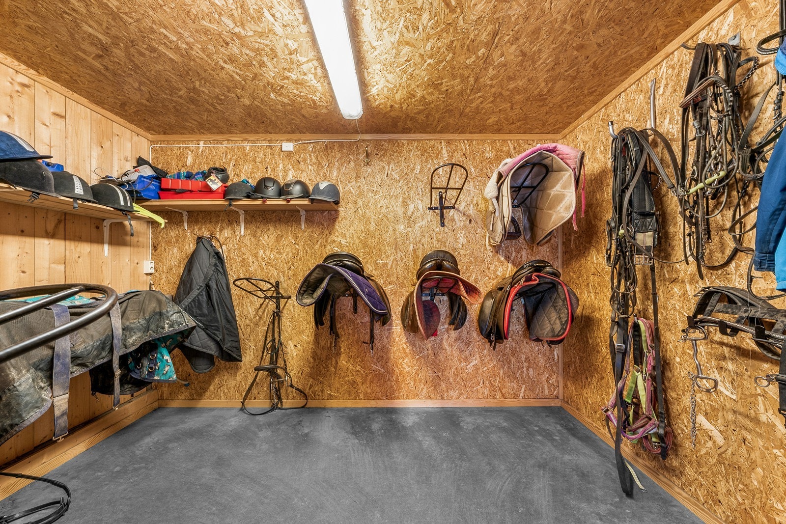 Eget rom for oppbevaring av saler og utstyr. Galleribilde
