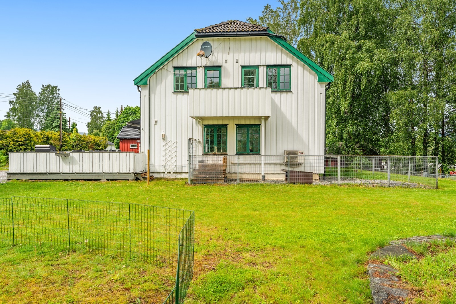 Tomten på nesten 5 mål er pent opparbeidet med gressplen, beplantning og naturvegetasjon. Galleribilde