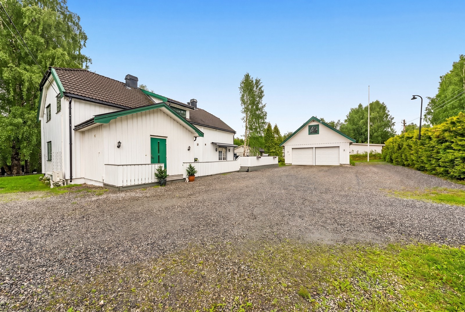 Eiendommen har gode parkeringsmuligheter i frittstående dobbelgarasje, samt på den store grusbelagte gårdsplassen. Galleribilde