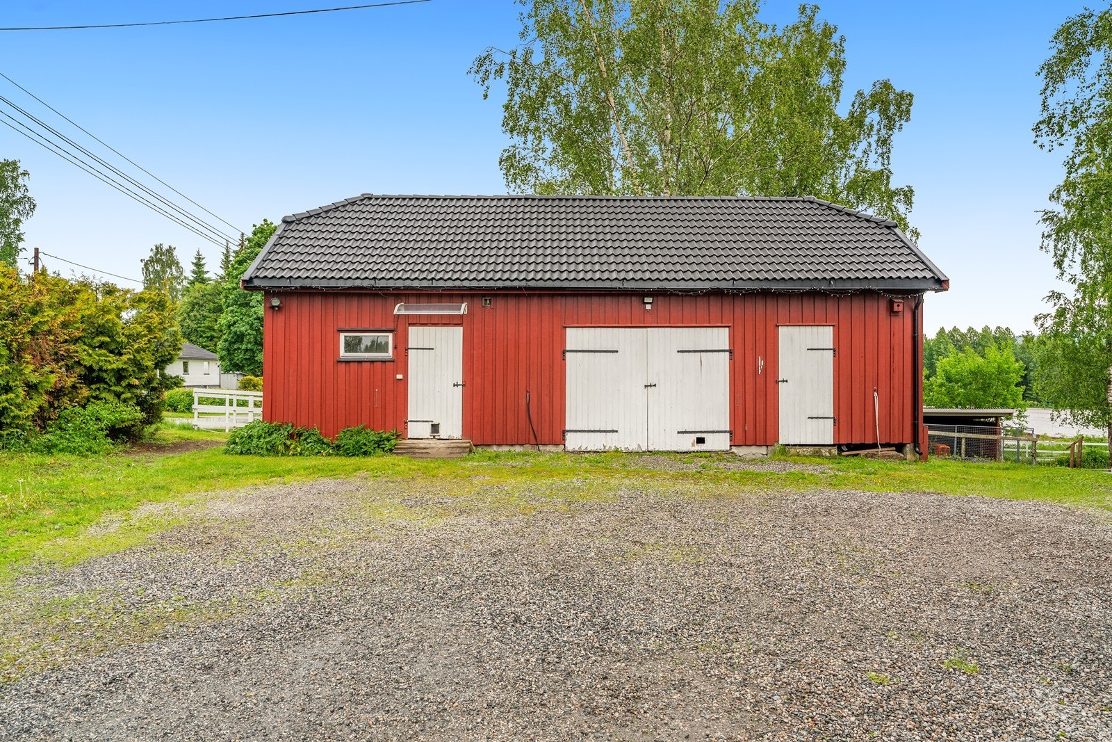 På eiendommen står en eldre låve/stall med nyere taktekking. Galleribilde