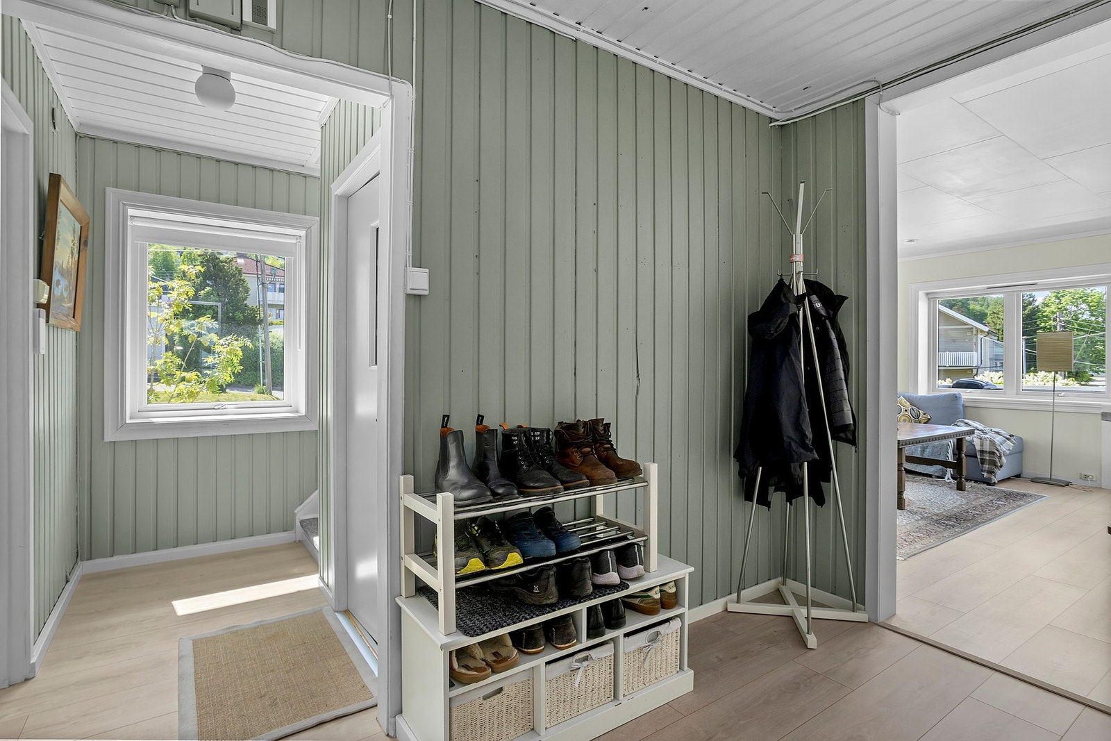 Romslig entré med gode muligheter for oppbevaring av yttertøy og sko Galleribilde