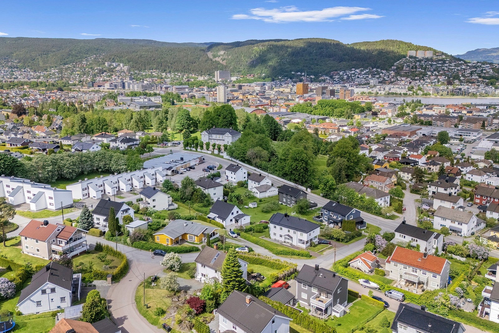 Beliggenheten er helt ypperlig, med gangsavstand til alt man trenger i hverdagen Galleribilde
