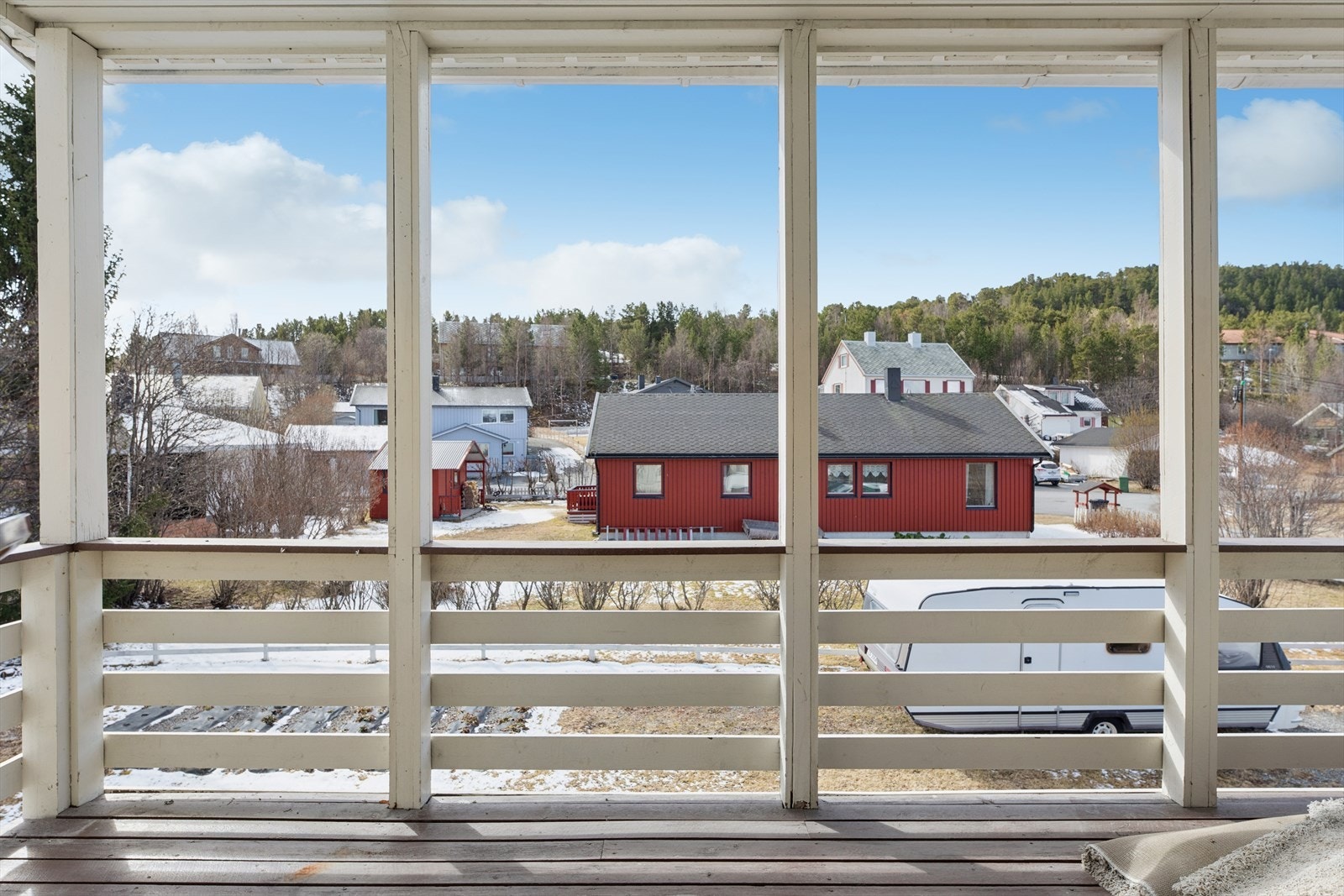 Fra verandaen i andre etasje har man utsikt over nærområdet. Galleribilde