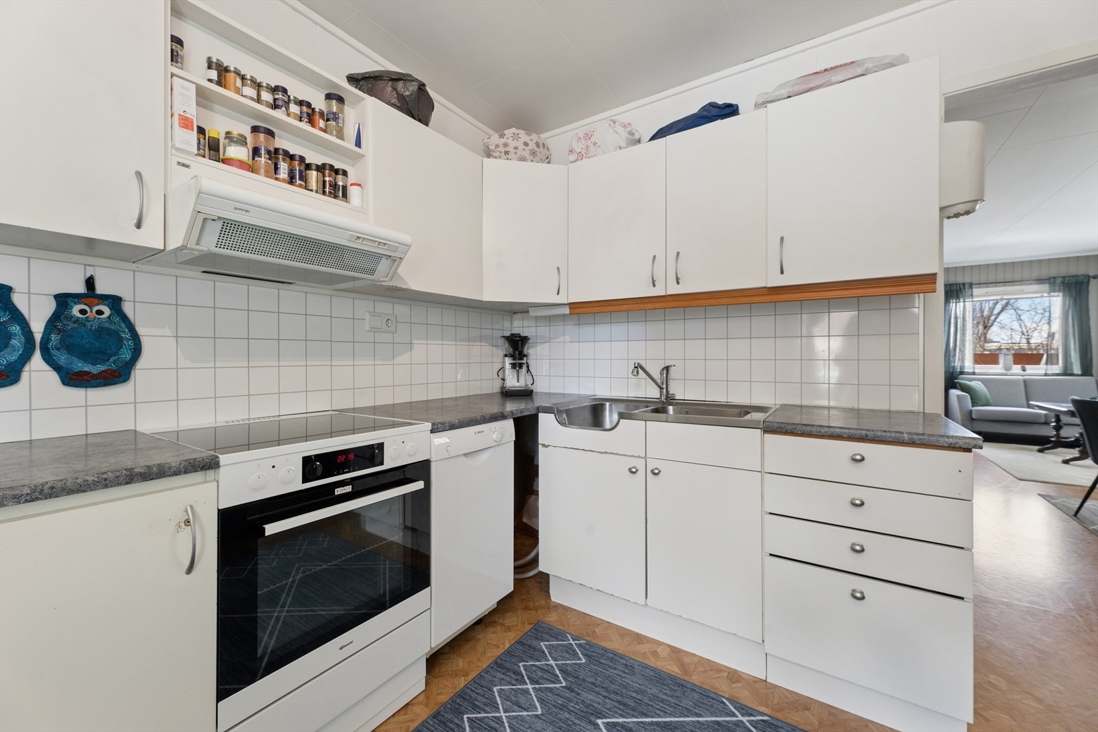 Kjøkkenet i første etasje har innredning med glatte fronter og laminatbenkeplate. Galleribilde