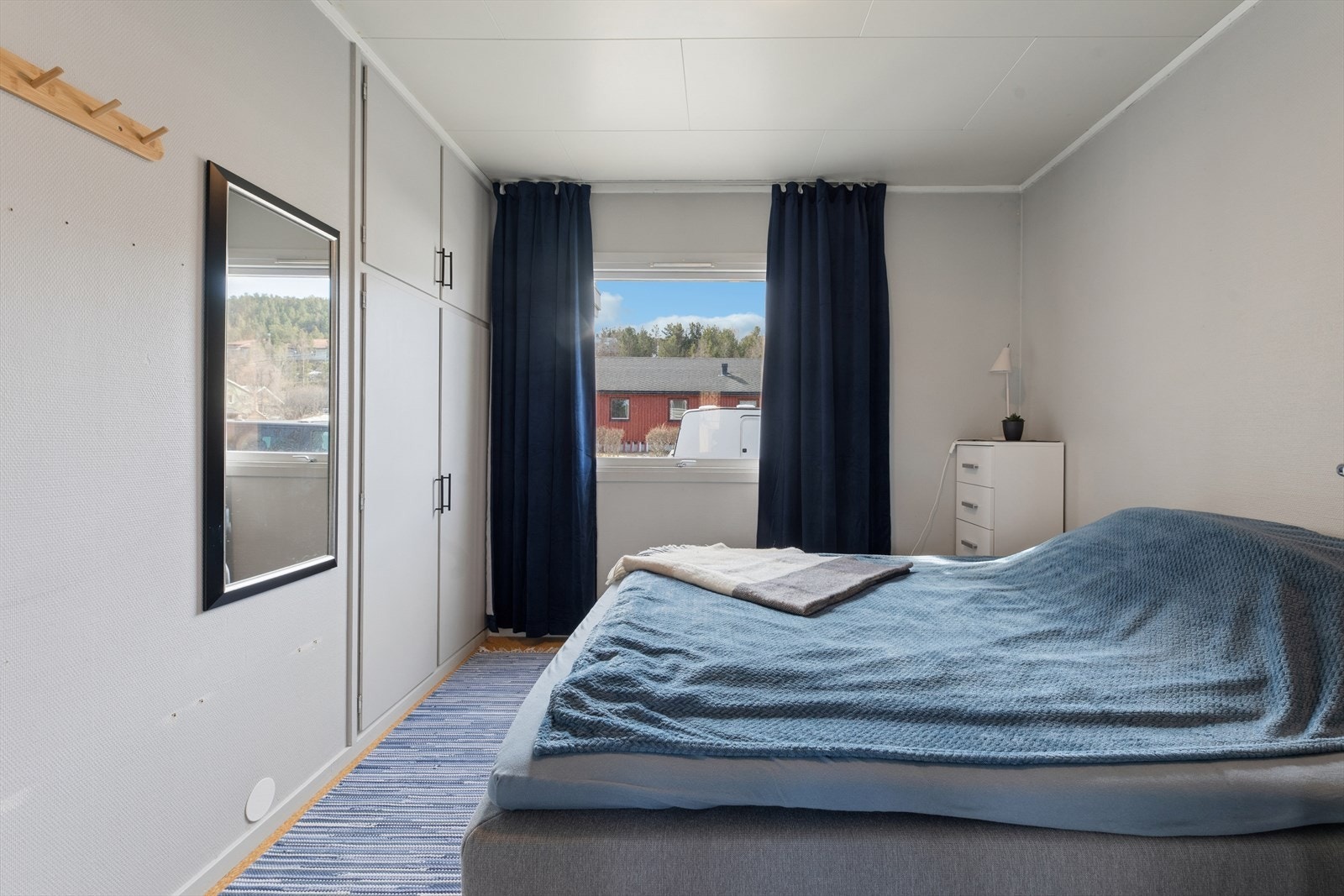 Hovedsoverommet i første etasje har god plass til dobbeltseng og garderobeløsning. Galleribilde