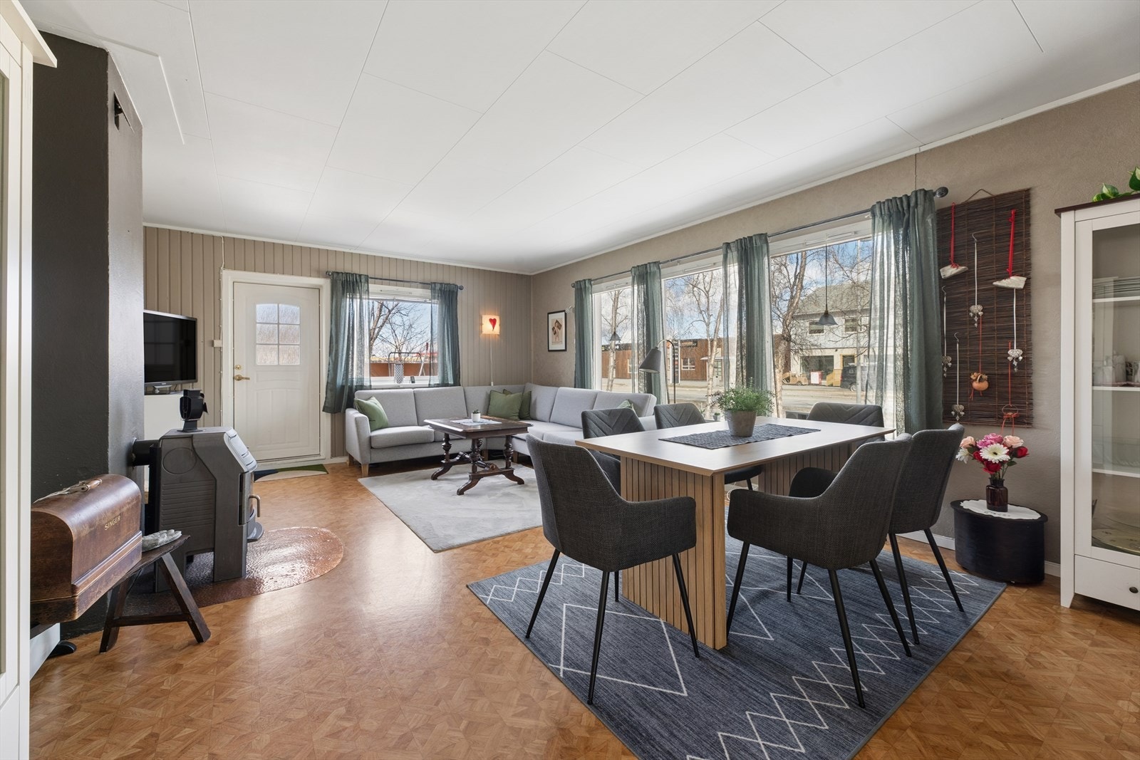 En vedovn i stuen gir effektiv og lun varme. Galleribilde