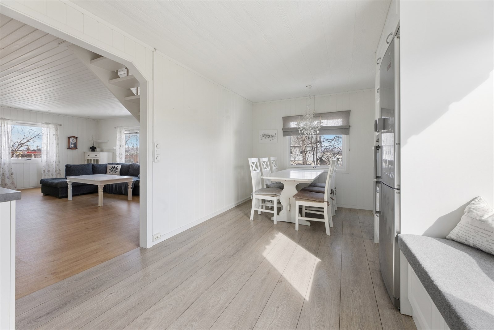 Kjøkkenet er utstyrt med kjøl/fryseskap, oppvaskmaskin, platetopp og stekeovn. Galleribilde