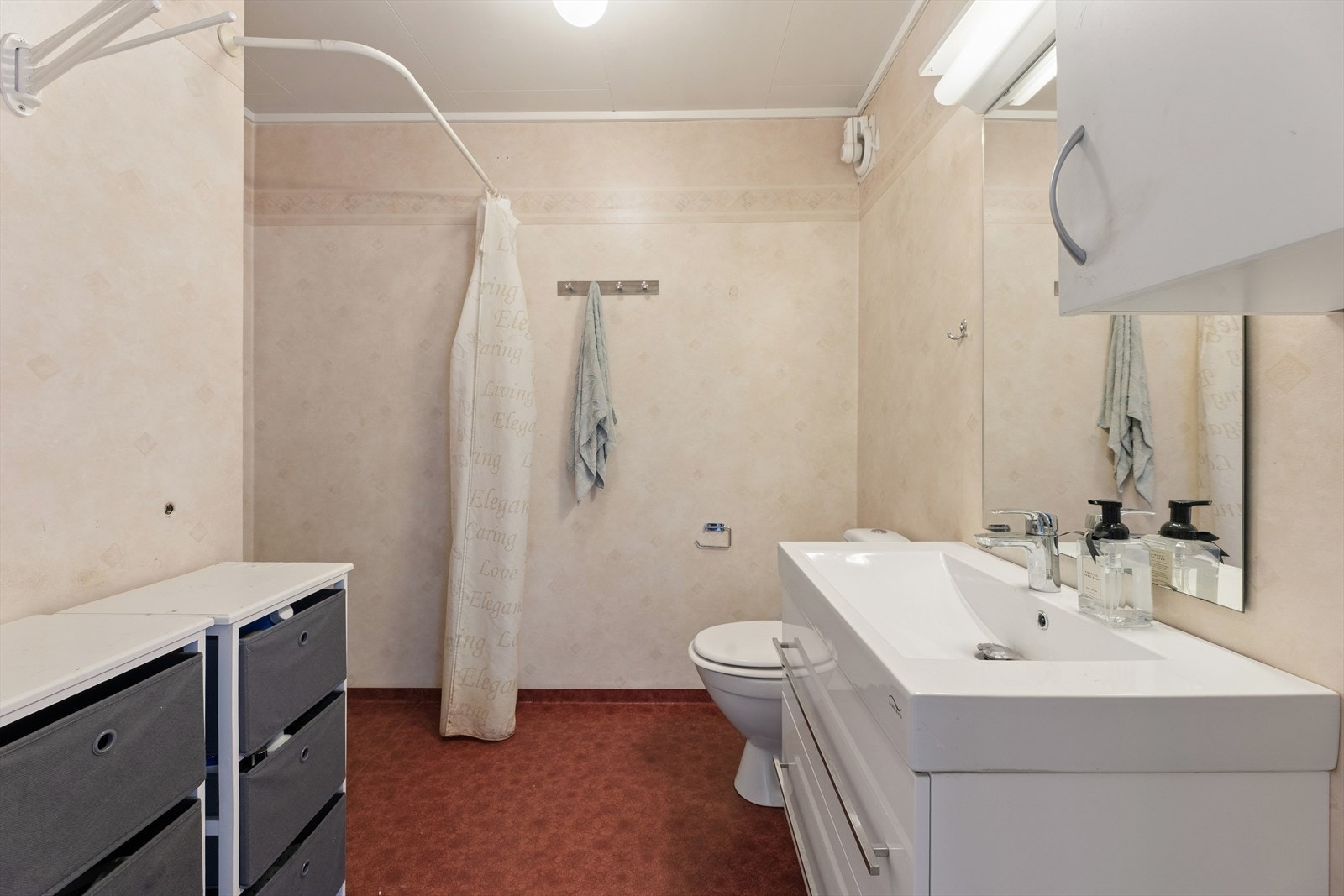 Badet i andre etasje har belegg på gulv og vegger, og er utstyrt med servantinnredning, toalett og dusj. Galleribilde