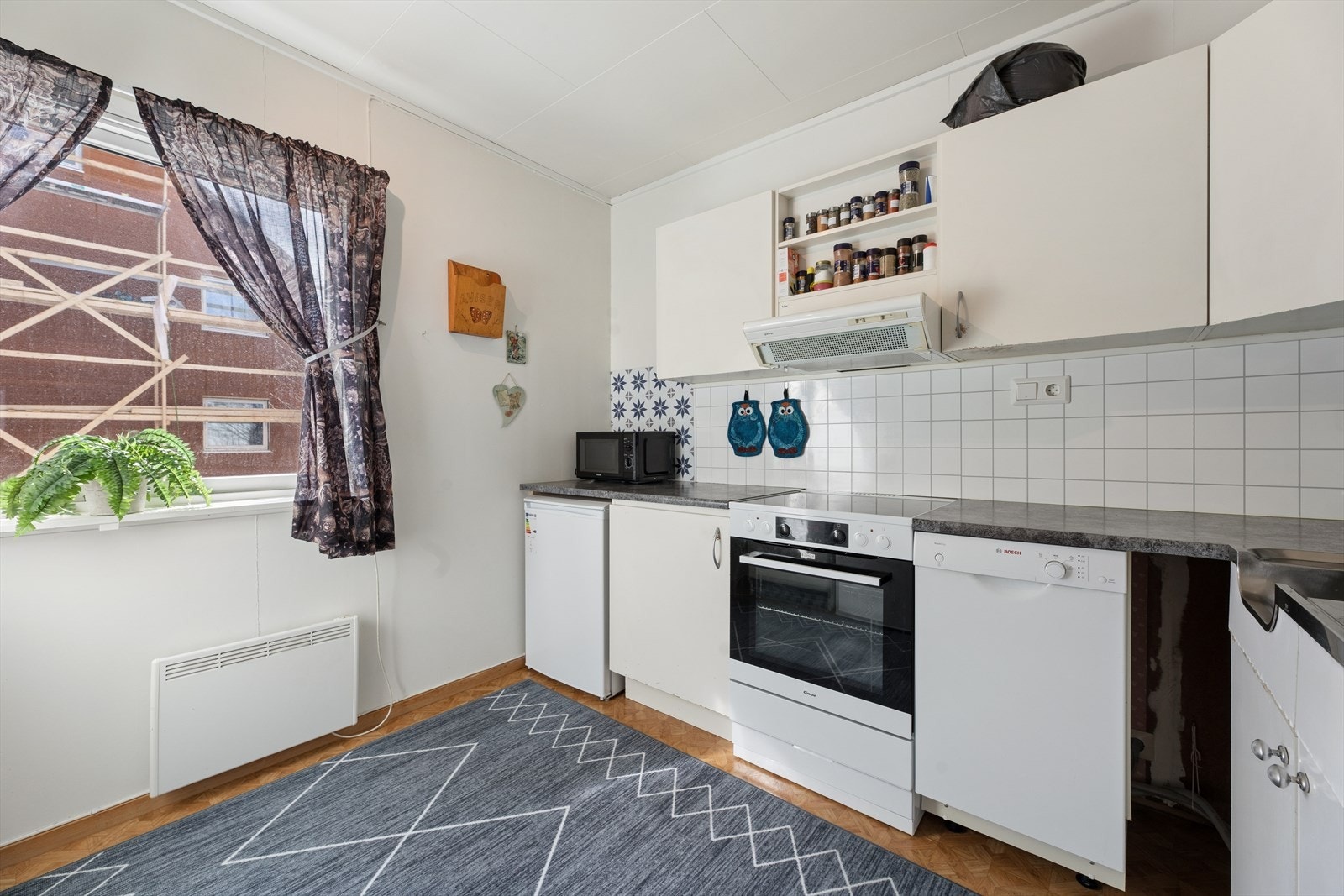Kjøkkenet er utstyrt med frittstående hvitevarer og har ventilator med avtrekk ut. Galleribilde