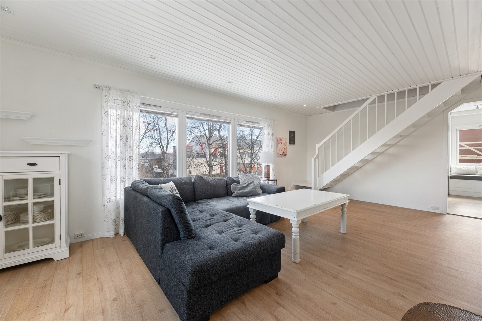 Stuen i andre etasje har laminatgulv og malt trepanel i himlingen. Galleribilde