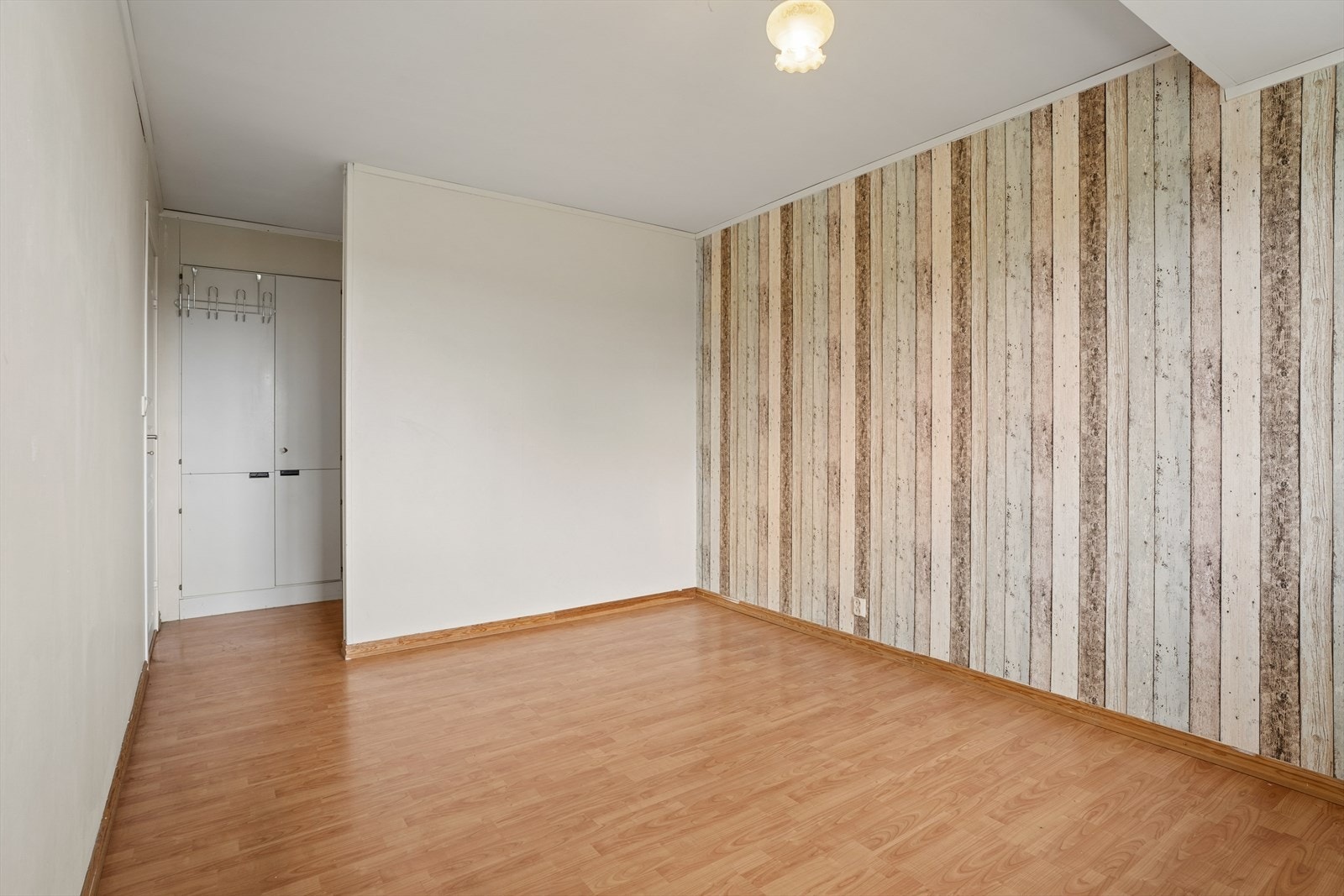 Soverommet har en walk-in garderobe Galleribilde