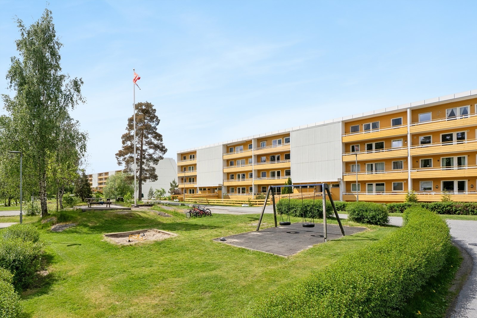 Beboerne har et eget friareal for lek og andre fritidsaktiviteter, som ligger sentralt i sameiet. Galleribilde
