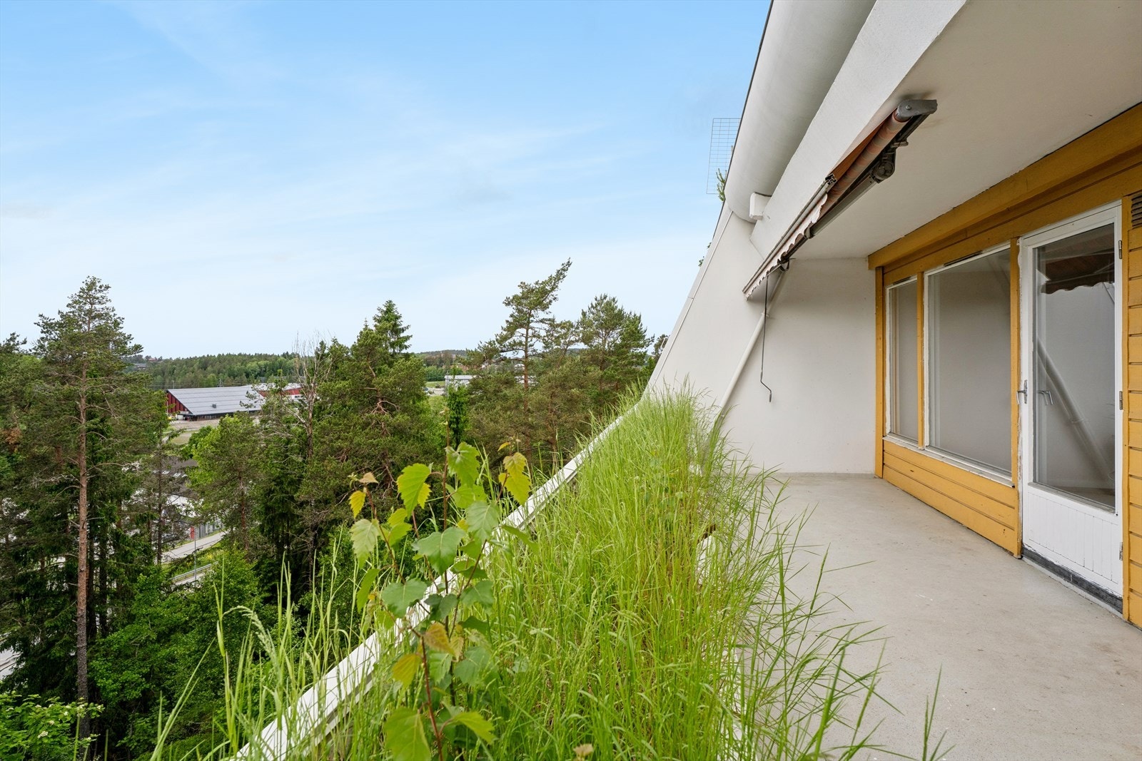 Leiligheten ligger høyt i terrenget uten innsyn. Galleribilde