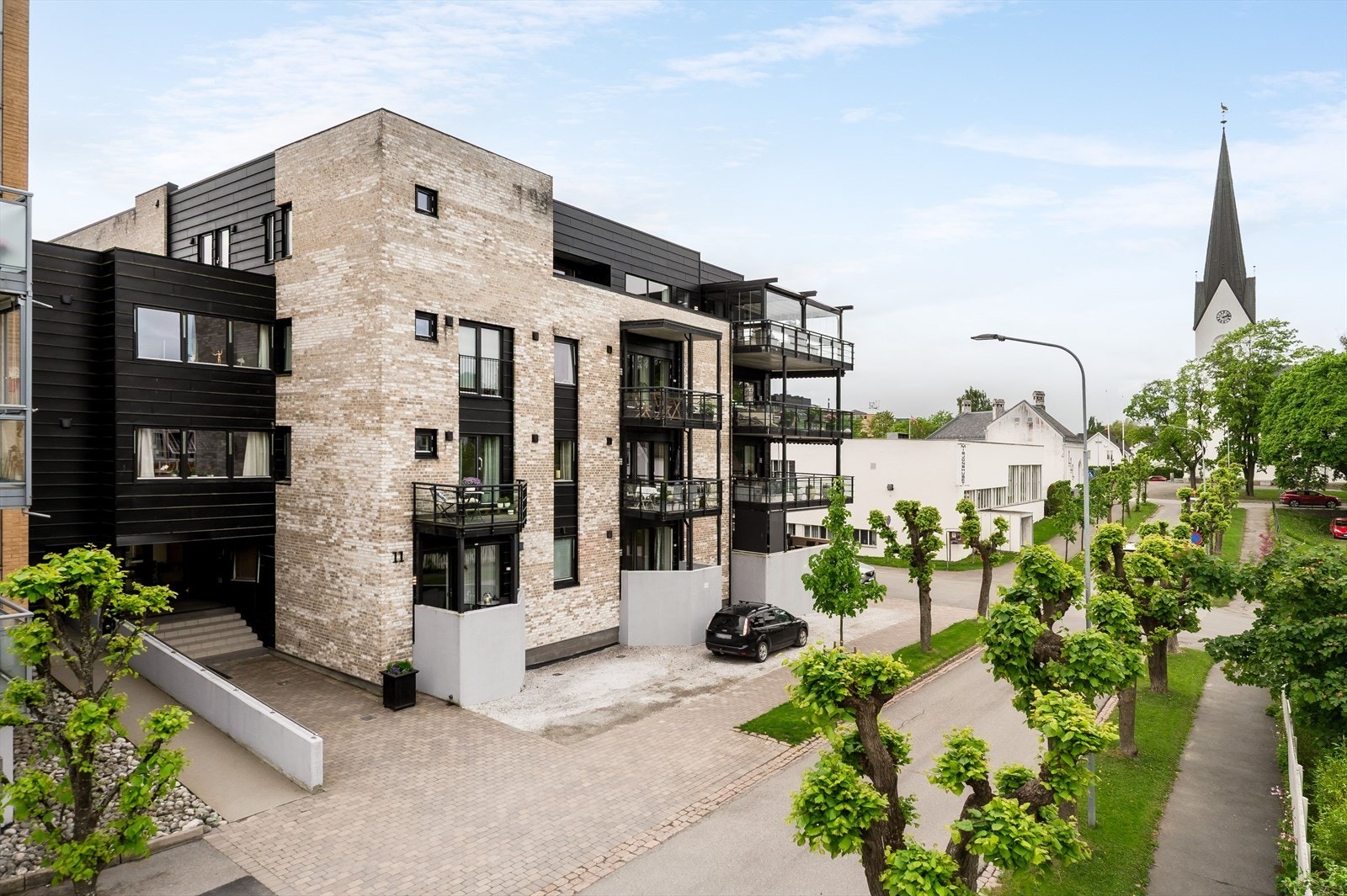 Område er likevel stille og rolig med lite trafikk i gaten utenfor leiligheten. Galleribilde