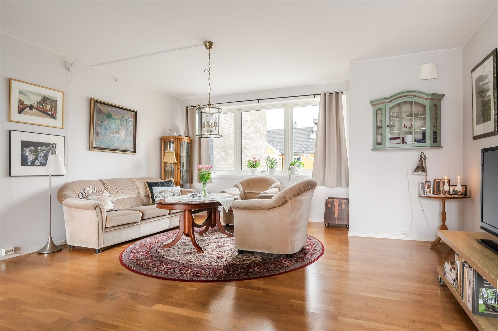 Stor og lys stue med god plass til en romslig sofagruppe. Galleribilde