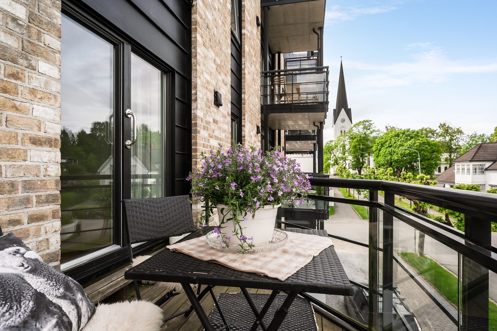 Balkongen er på ca. 5 m² med utsyn over boligområde og Hamar domkirke. Galleribilde
