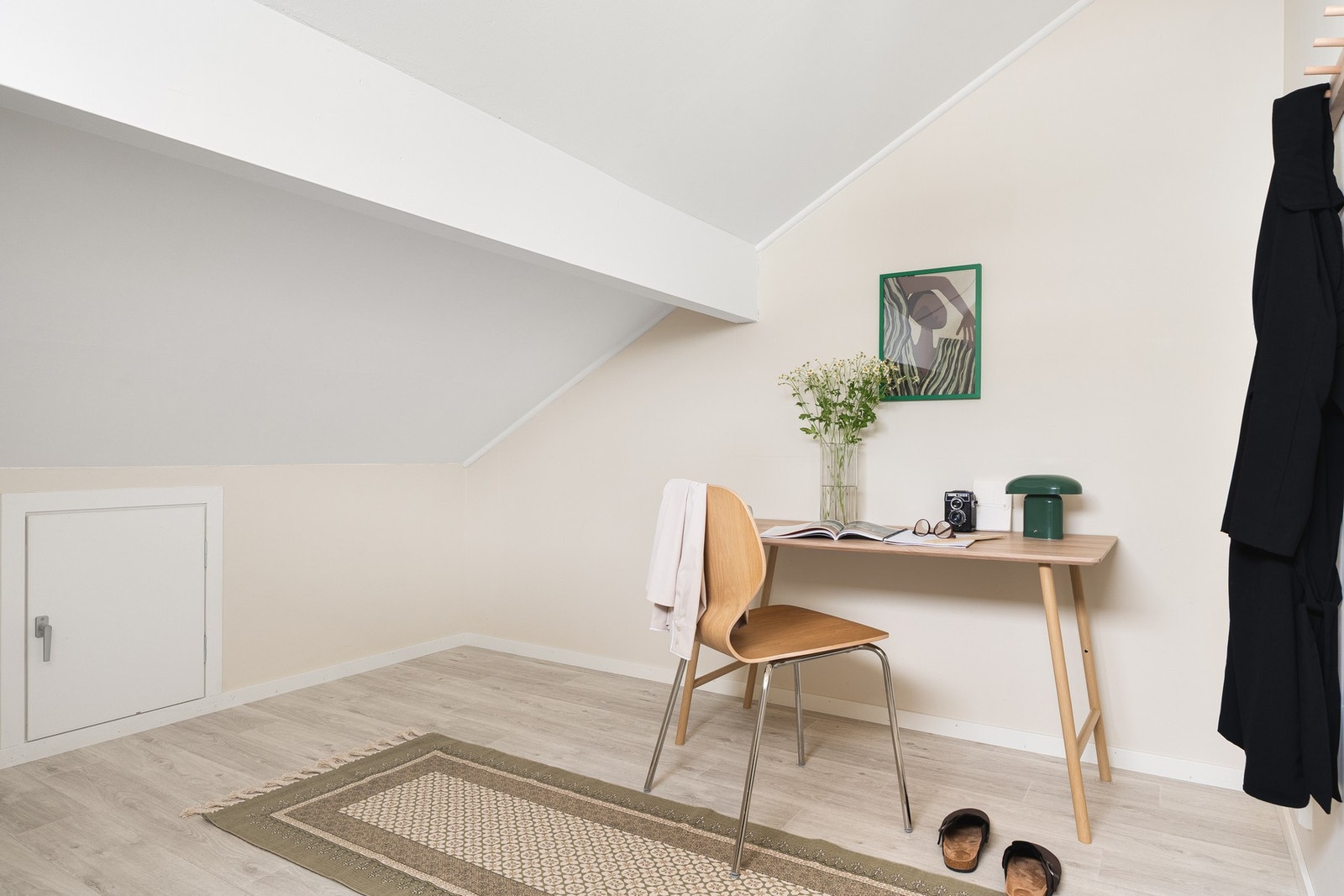 Kontor med fleksible bruksmuligheter og praktisk kneveggsoppbevaring Galleribilde