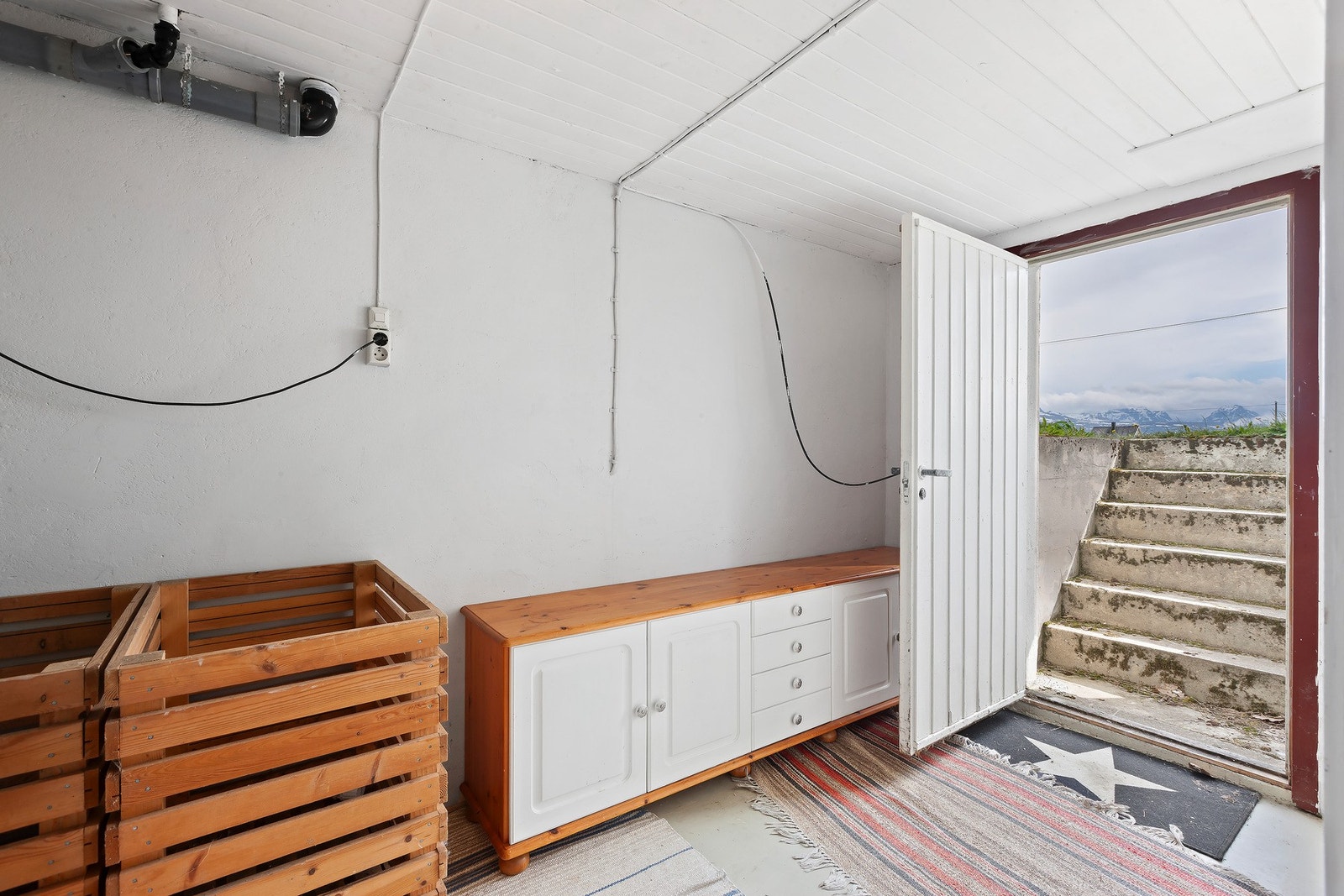 Kjellerrom med utgang til mark. Galleribilde