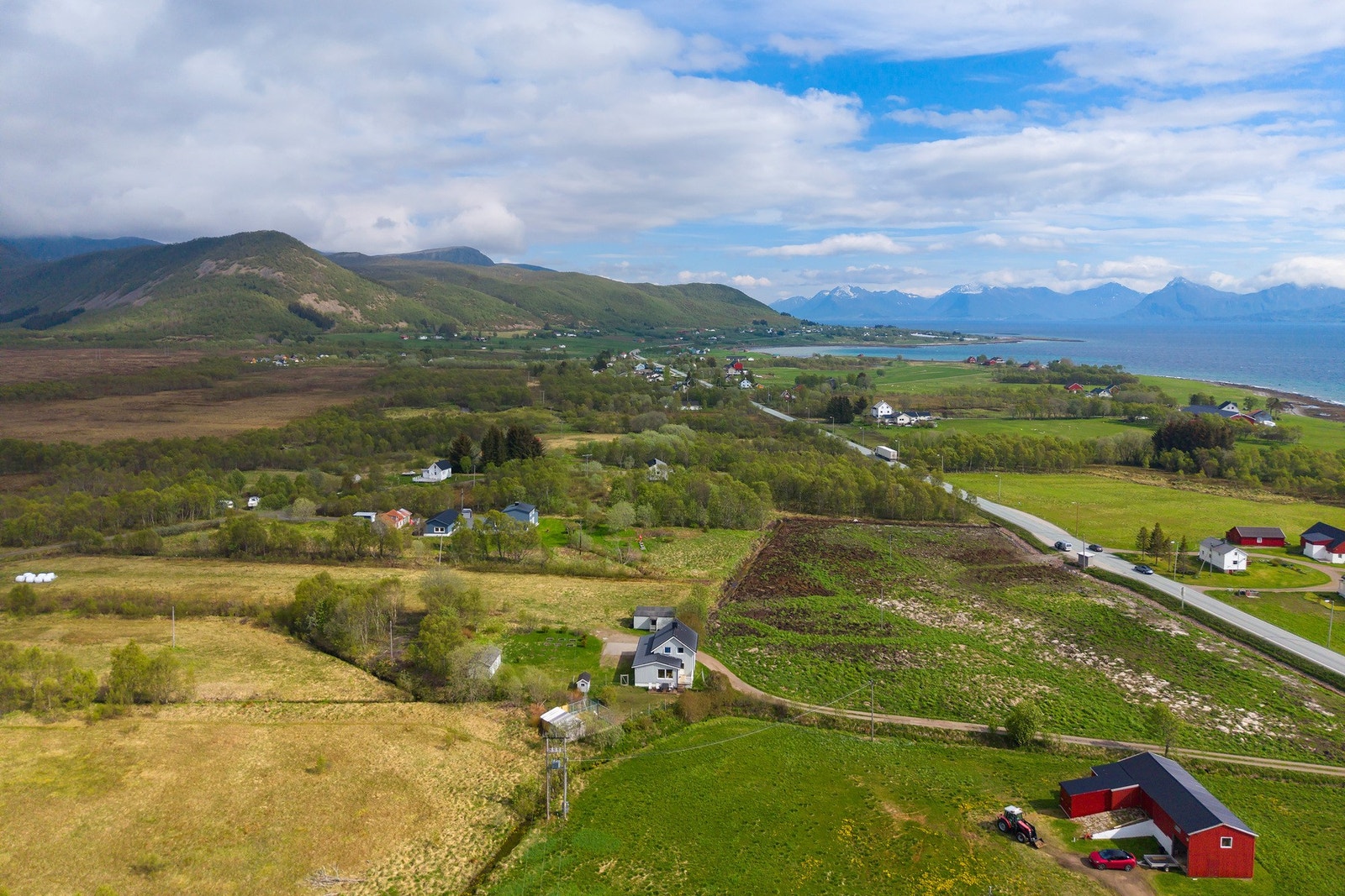 Eiendommen ligger mellom Sortland og Stokmarknes, med 10 km til Stokmarknes og 16 km til Sortland. Galleribilde