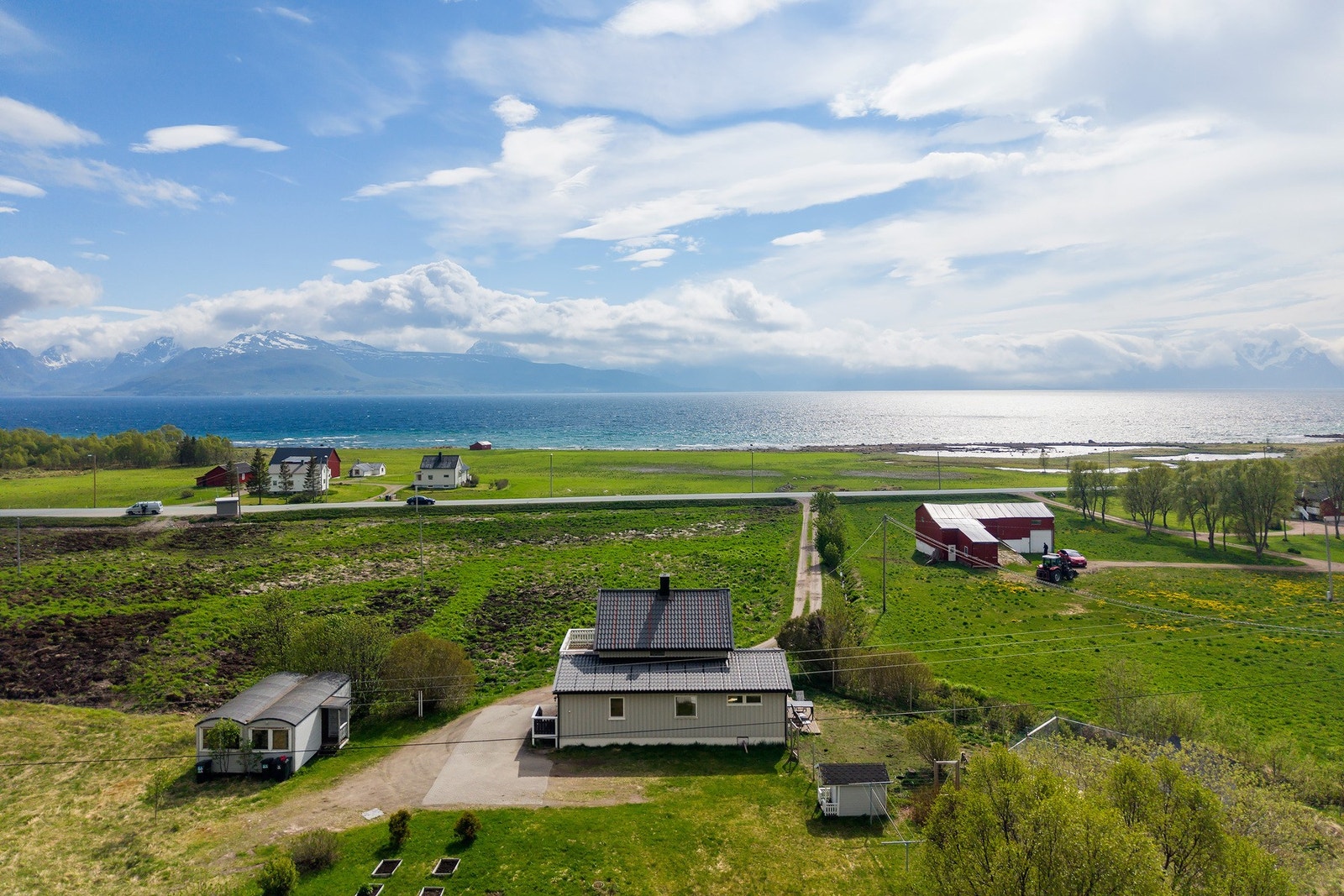 Enebolig med landlig beliggenhet på Grytting. Galleribilde
