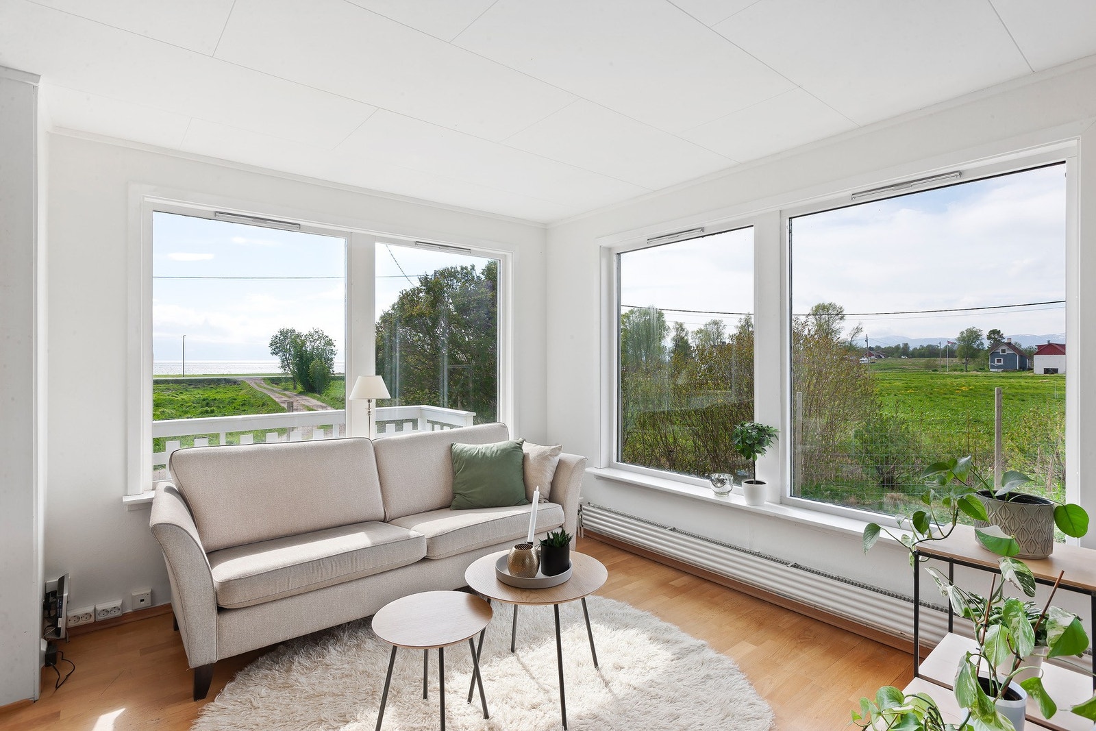 Store vinduer som gir godt med naturlig dagslys. Galleribilde