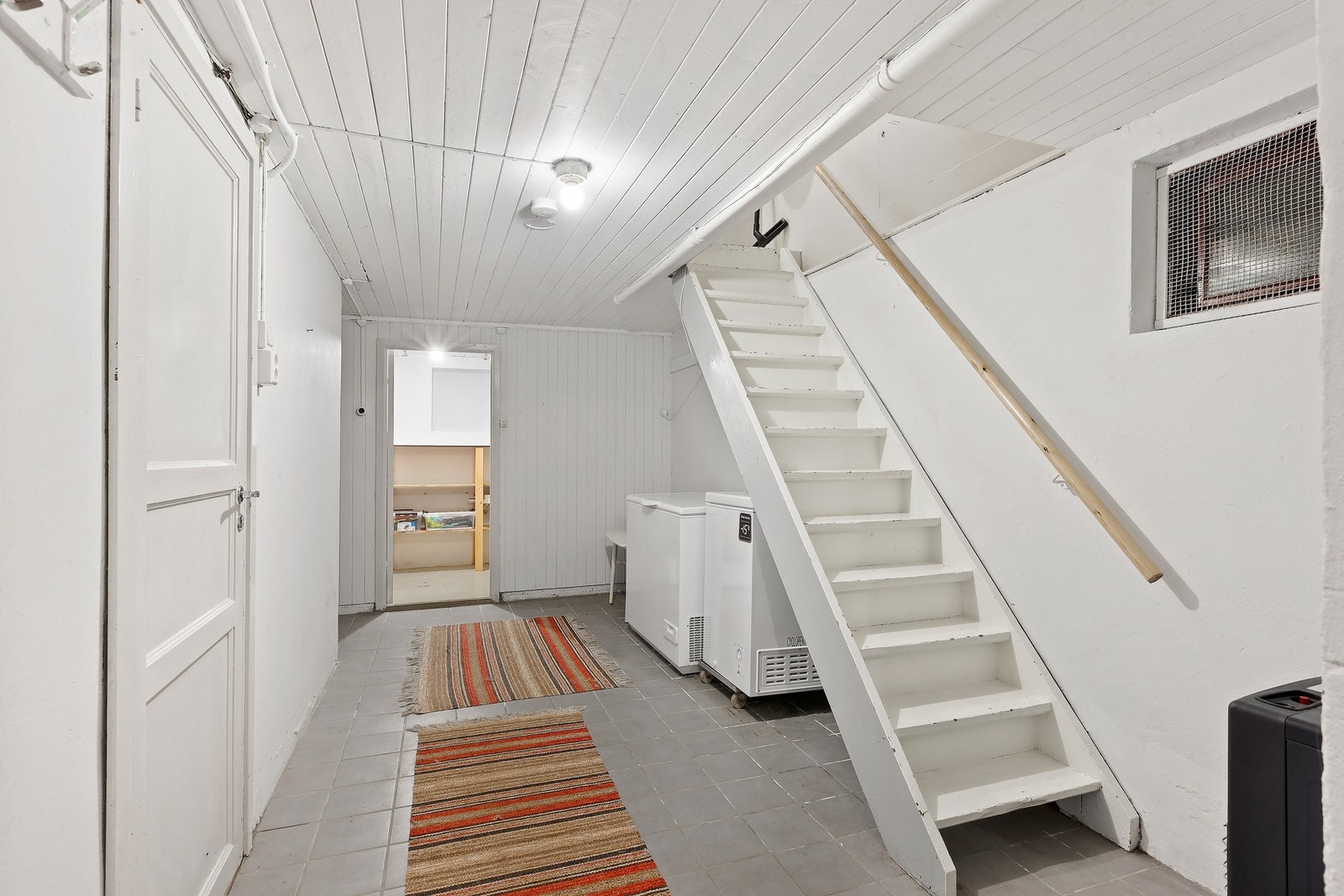 kjelleren byr på mange rom til oppbevaring. Galleribilde