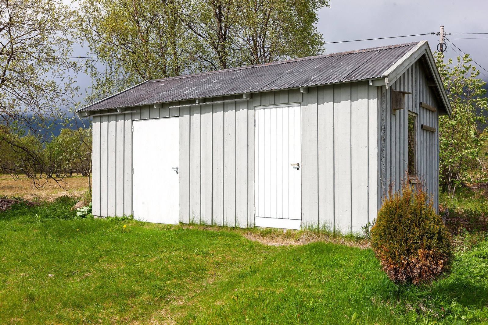 Uthus på 19 kvm med 2 separate rom for lagring. Galleribilde