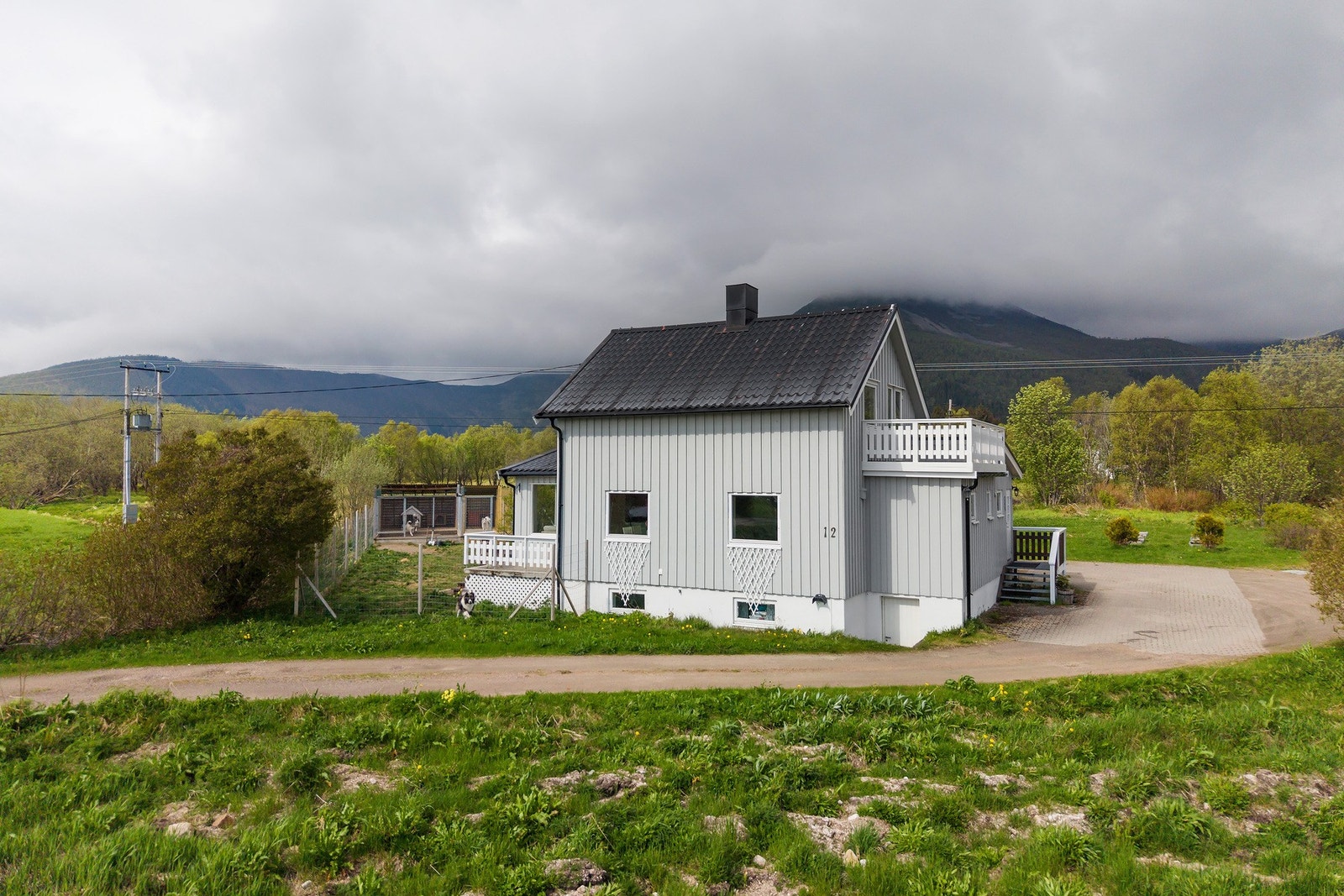 Eiendommen ligger idyllisk til midt mellom fjord og fjell. Galleribilde