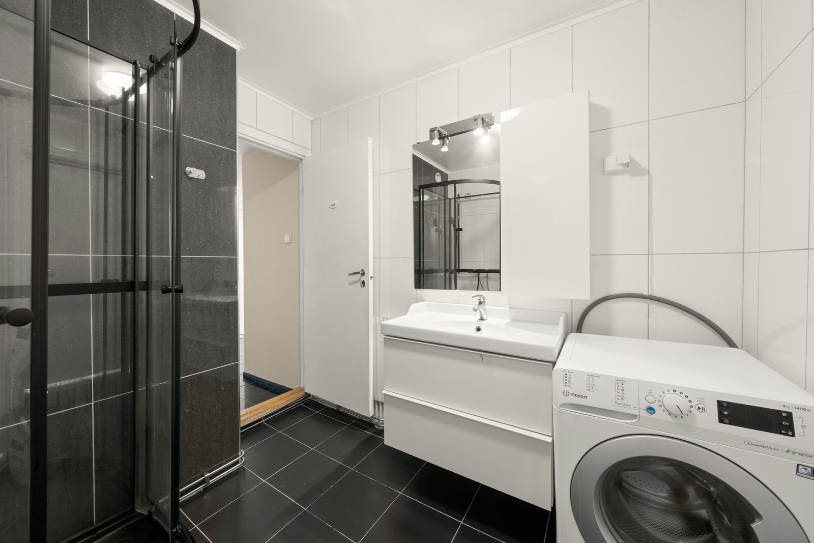 Badet er pusset opp i 2012. Det ble installert dusjkabinett i 2024 Galleribilde