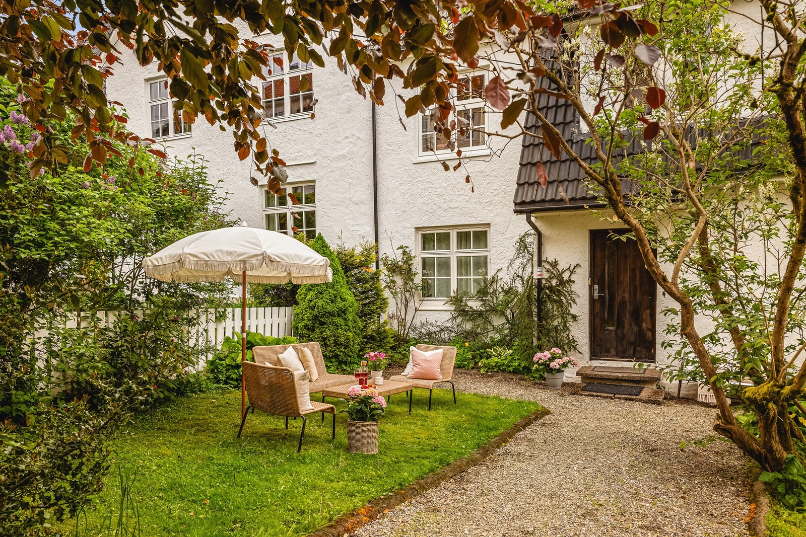 Leiligheten har en nydelig beliggenhet på Årstad, i et sjarmerende og tiltalende nabolag preget av klassiske bygårder og eneboliger med flotte hager. Galleribilde