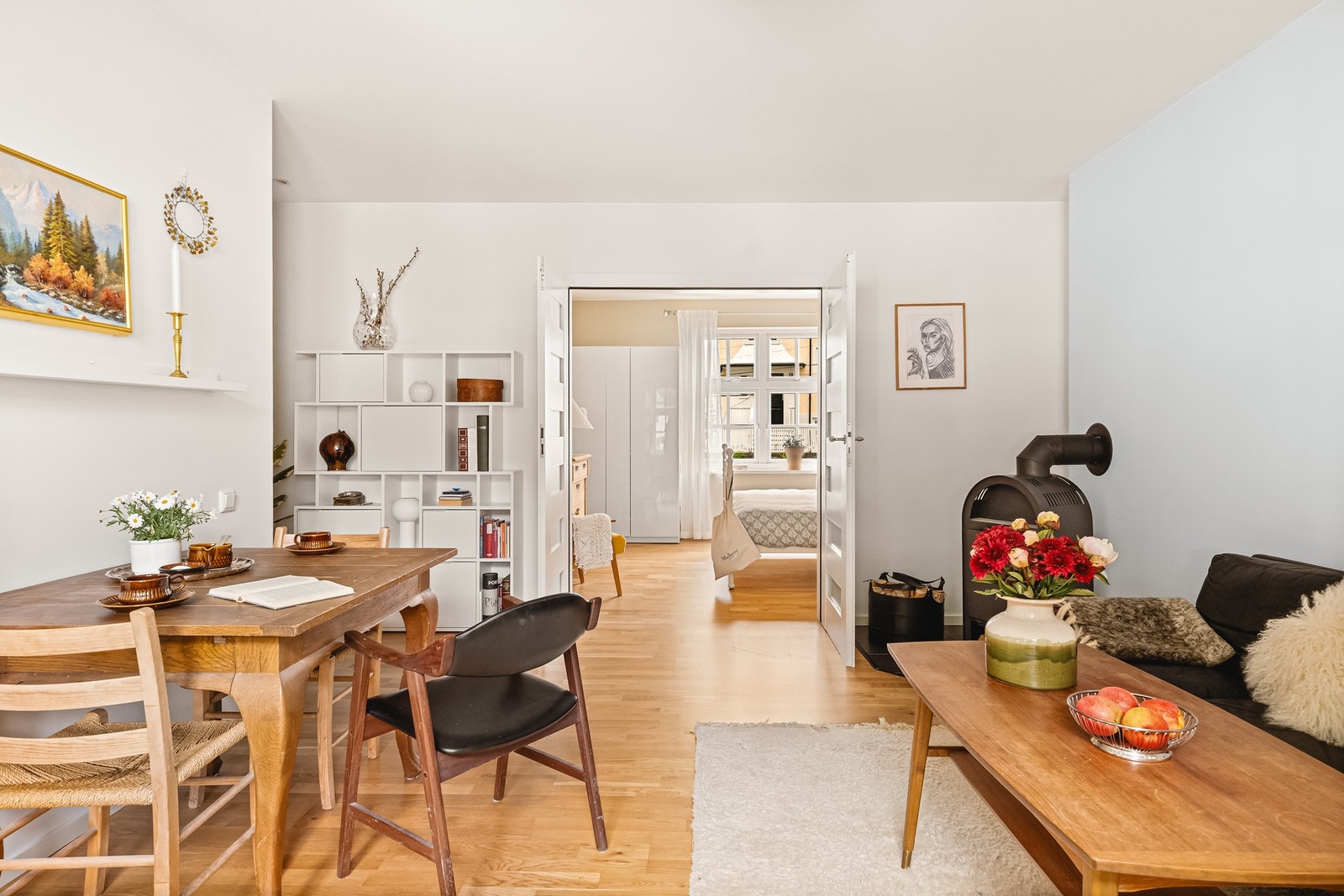 I stuen er det plass til sofa, spisebord og tv. Galleribilde