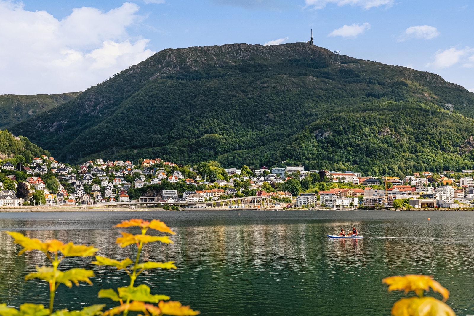 Fra boligen har man umiddelbar nærhet til flotte turområder, her bor man ved foten av både Ulriken og Fløyfjellet. Galleribilde
