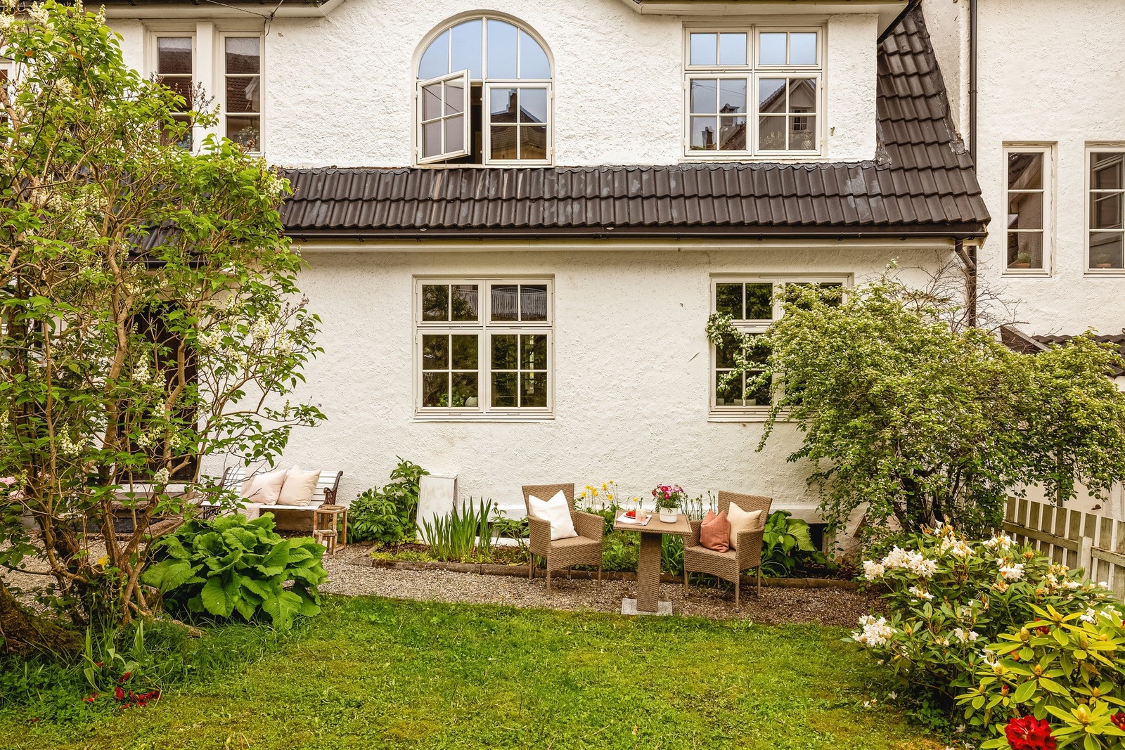 Her har man gode solforhold og kan sitte skjermet fra offentlig gate. Galleribilde