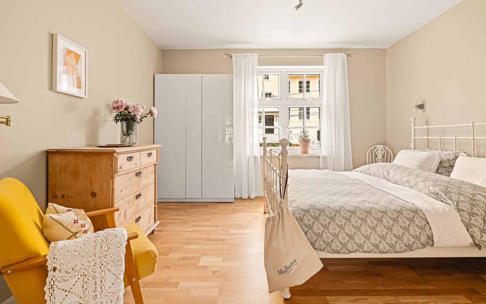 Langs veggen til høyre i bildet er det plass til å sette opp stor garderobe, evt. å ha kontorløsning om ønskelig. Galleribilde