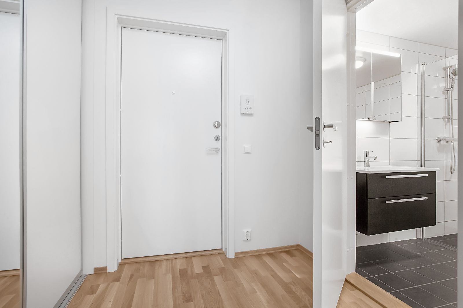 Entrè med skyvedørsgarderobe. Galleribilde
