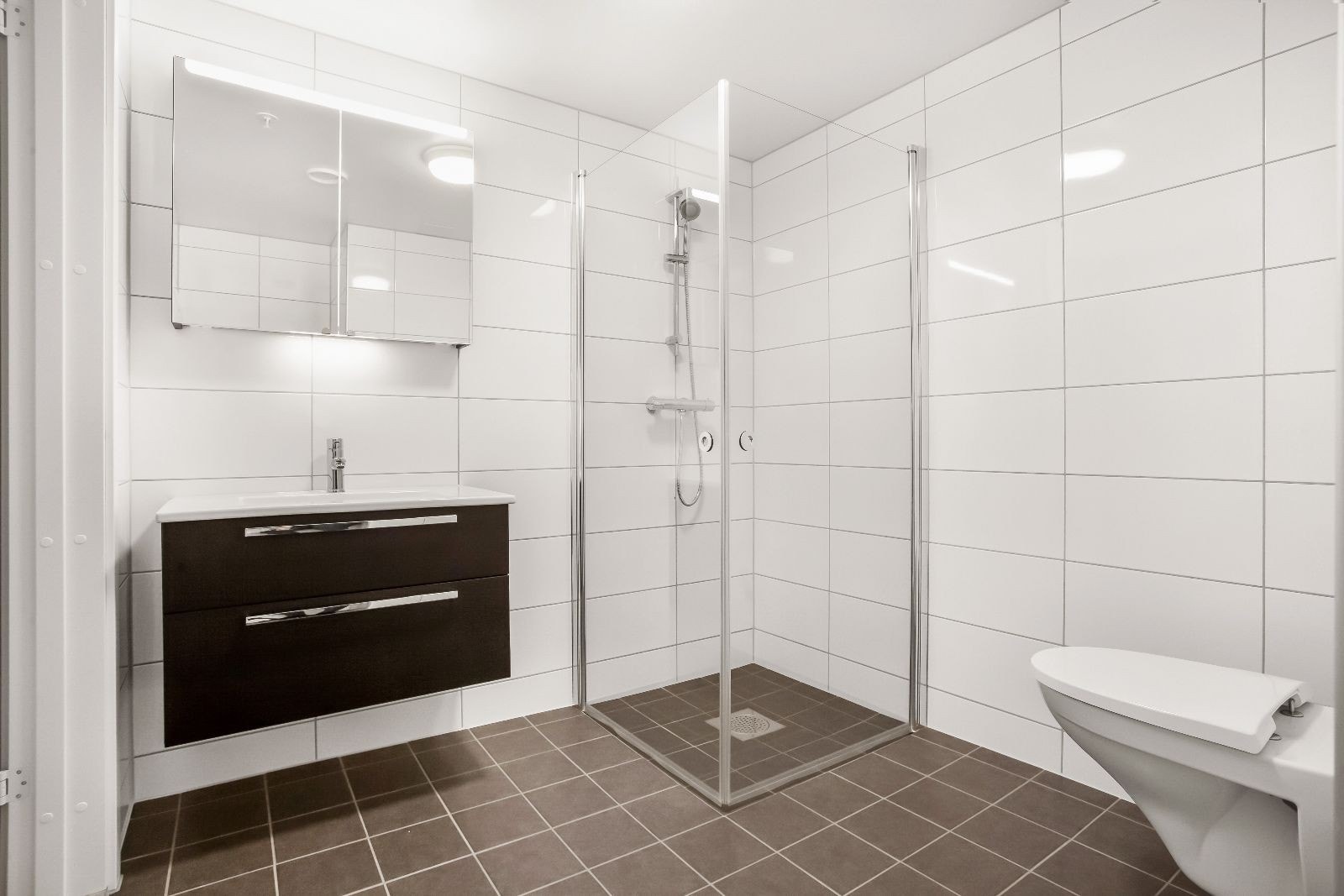Praktisk bad med opplegg for vaskemaskin. Galleribilde