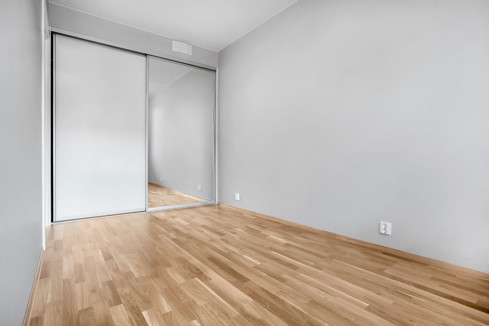 Soverom med stor skyvedørsgarderobe. Galleribilde
