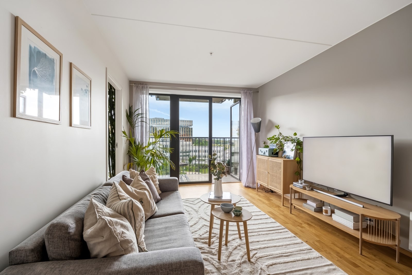 Her er det god plass til både en komfortabel sofagruppe og et romslig spisebord. Perfekt for både hverdagskos og hyggelige sammenkomster. Galleribilde